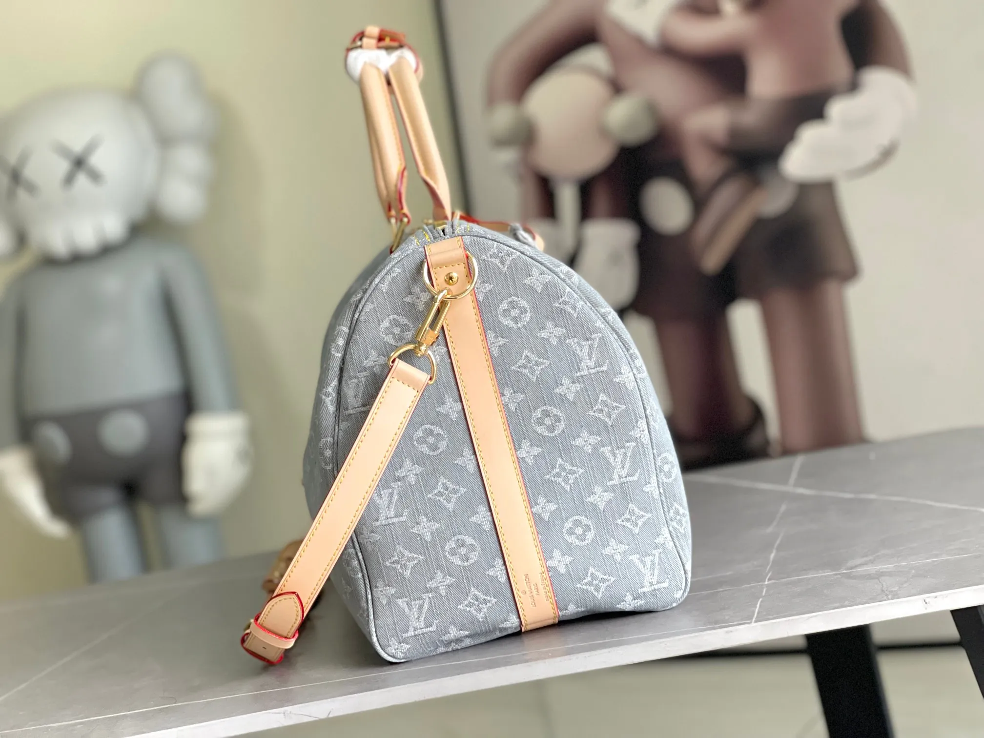 💰1360 Top original order M13748 KEEPALL BANDOULIÈRE 45 travel bag 2021-22 autumn and winter show reveals the new charm of the Everyday LV capsule series Keepall Bandouliere 55 travel bag. Vintage Monogram coated canvas depicts the Monogram pattern with subtle irregular lines, evoking the traditional stamping process. The new louis vuitton! logo is inspired by the chain’s signature elements. size: 45 x 27 x 20