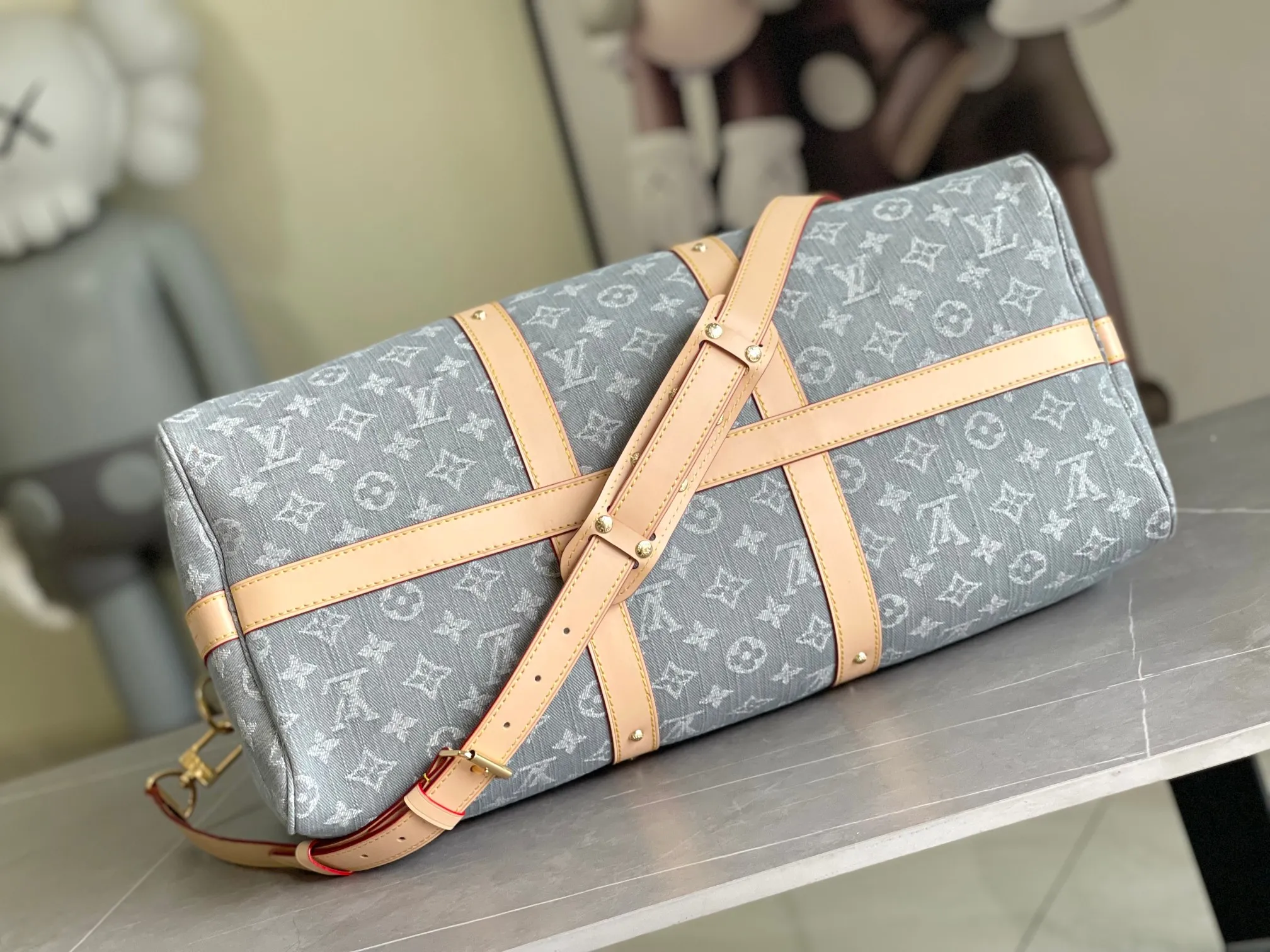 💰1360 Top original order M13748 KEEPALL BANDOULIÈRE 45 travel bag 2021-22 autumn and winter show reveals the new charm of the Everyday LV capsule series Keepall Bandouliere 55 travel bag. Vintage Monogram coated canvas depicts the Monogram pattern with subtle irregular lines, evoking the traditional stamping process. The new louis vuitton! logo is inspired by the chain’s signature elements. size: 45 x 27 x 20
