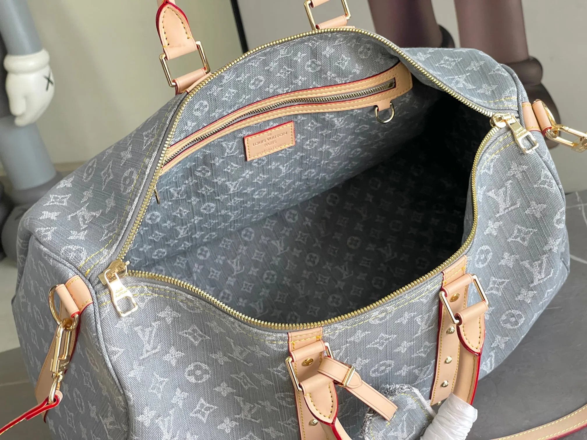 💰1360 Top original order M13748 KEEPALL BANDOULIÈRE 45 travel bag 2021-22 autumn and winter show reveals the new charm of the Everyday LV capsule series Keepall Bandouliere 55 travel bag. Vintage Monogram coated canvas depicts the Monogram pattern with subtle irregular lines, evoking the traditional stamping process. The new louis vuitton! logo is inspired by the chain’s signature elements. size: 45 x 27 x 20