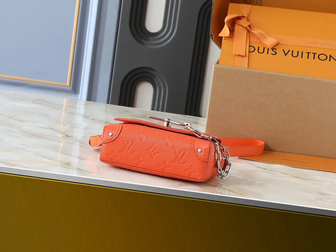 💰240💰Upgraded from the original M81746 M82917 M82916 M82918 M83613 M40674 This Steamer mini handbag is made of bright Taurillon leather and tells the inspiration of the brand's traditional Steamer hard case. A signature pin and chain add a classic touch, while an interior zip pocket and magnetic closure ensure secure storage. Dimensions: 18.0 x 11.0 x 6.5 cm (length x height x width)