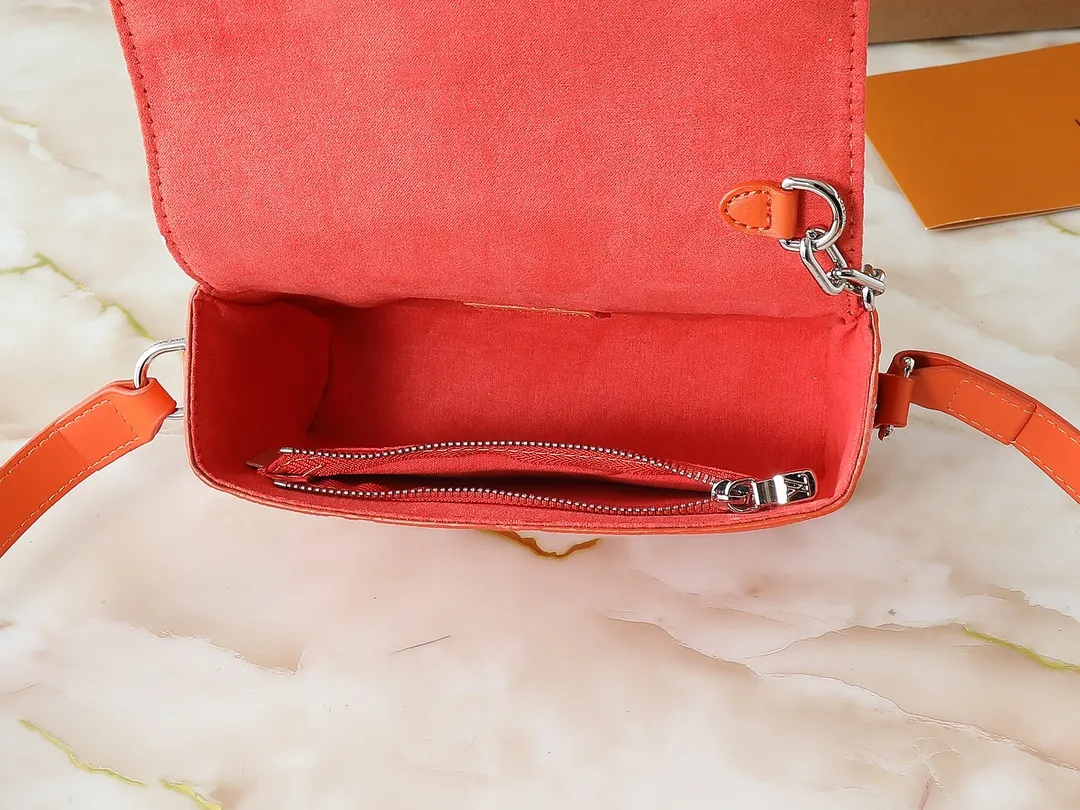 💰240💰Upgraded from the original M81746 M82917 M82916 M82918 M83613 M40674 This Steamer mini handbag is made of bright Taurillon leather and tells the inspiration of the brand's traditional Steamer hard case. A signature pin and chain add a classic touch, while an interior zip pocket and magnetic closure ensure secure storage. Dimensions: 18.0 x 11.0 x 6.5 cm (length x height x width)