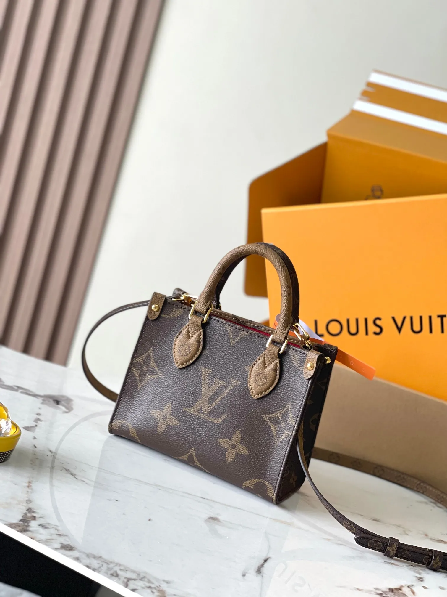 p1340 [Special grade MB original leather] SAUMUR BB handbag Model: M46839 Material: A+ grade all-steel hardware, imported high-elastic fabric Packaging: Full set of special grade duty-free MB packaging Size: 18*15*8.5CM