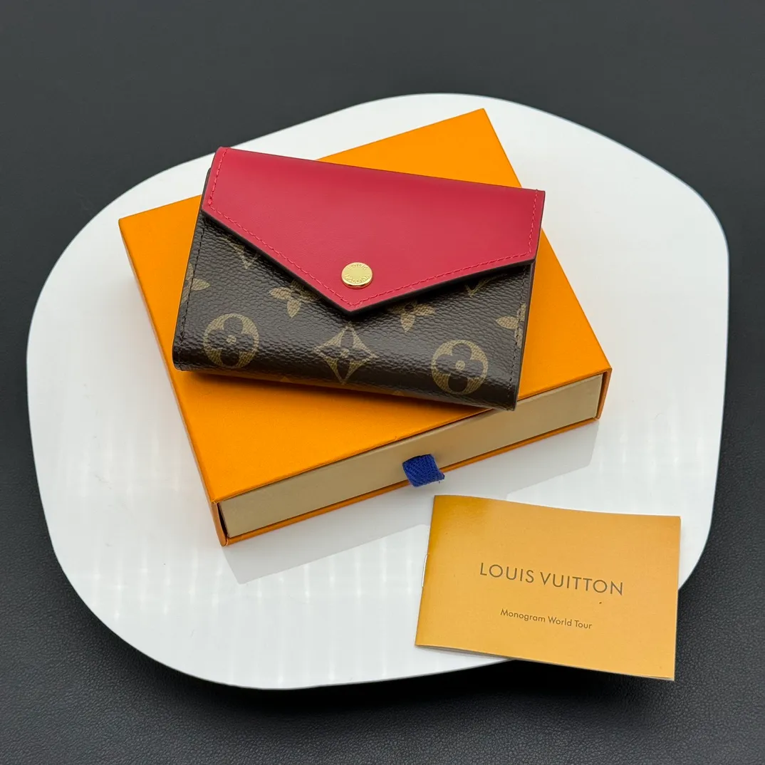 💰130 💎Upgraded original version🇫🇷 ZOÉ Wallet The Zoé wallet combines Damier Azur canvas and pastel leather to outline an envelope-like structure. The flip cover is decorated with gold Louis Vuitton snaps to welcome the coolness of summer. The compact design hides ample space, making it easy to store coins, banknotes and bank cards. It can also be placed in a pocket, handbag or clutch. Model: M60168 Dimensions: 9.5 x 7.5 x 3.0 cm (length x height x width).