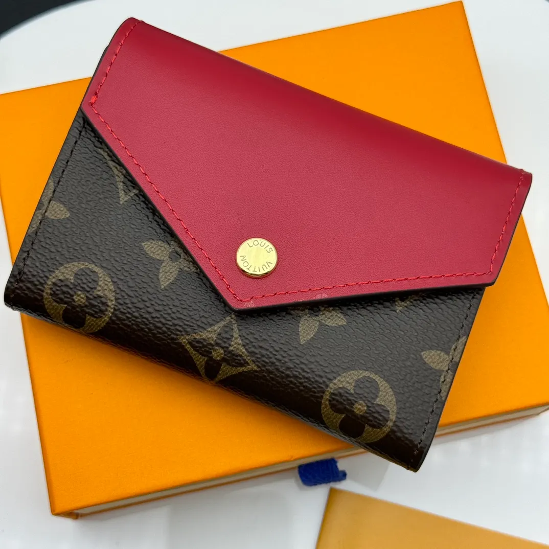 💰130 💎Upgraded original version🇫🇷 ZOÉ Wallet The Zoé wallet combines Damier Azur canvas and pastel leather to outline an envelope-like structure. The flip cover is decorated with gold Louis Vuitton snaps to welcome the coolness of summer. The compact design hides ample space, making it easy to store coins, banknotes and bank cards. It can also be placed in a pocket, handbag or clutch. Model: M60168 Dimensions: 9.5 x 7.5 x 3.0 cm (length x height x width).