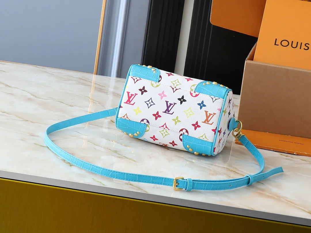 💰280💰Upgraded original crocodile pattern M58953 M46234 M46222 Speedy Bandoulière 20 handbag is made of soft coated canvas, and the full-length Monogram pattern is traced in colorful rainbow tones, highlighting the smart style of the Louis Vuitton x Murakami reissue series. The Toron handle and detachable shoulder strap are constructed of cow leather, the metal corners recall classic luggage elements, and the bow-shaped key bag and padlock add brand touches. Dimensions: 20.5 x 13.5 x 12.0 cm (length x height x width)