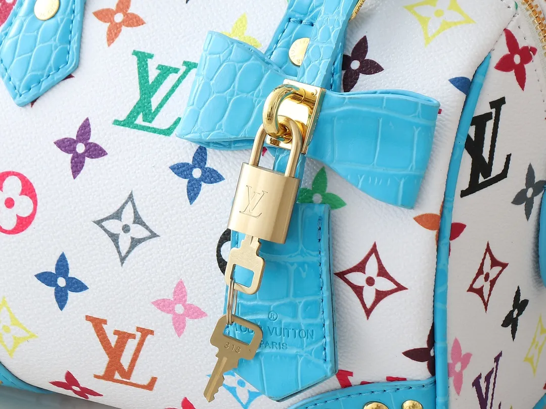 💰280💰Upgraded original crocodile pattern M58953 M46234 M46222 Speedy Bandoulière 20 handbag is made of soft coated canvas, and the full-length Monogram pattern is traced in colorful rainbow tones, highlighting the smart style of the Louis Vuitton x Murakami reissue series. The Toron handle and detachable shoulder strap are constructed of cow leather, the metal corners recall classic luggage elements, and the bow-shaped key bag and padlock add brand touches. Dimensions: 20.5 x 13.5 x 12.0 cm (length x height x width)