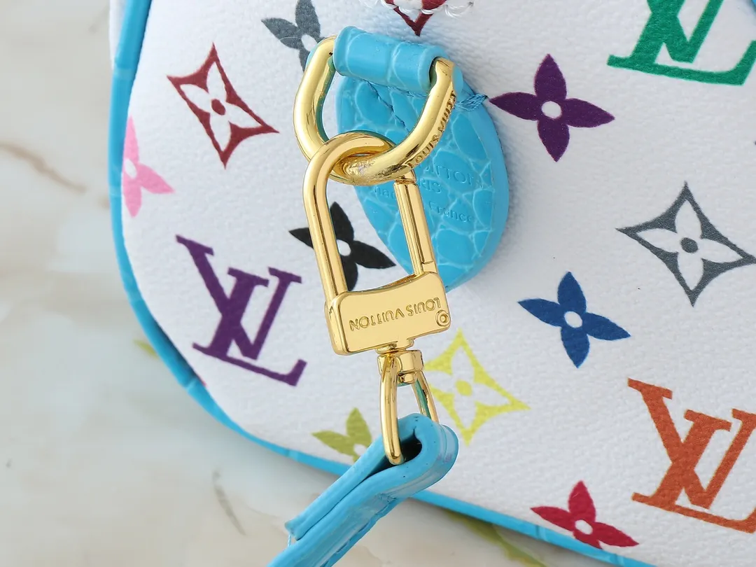 💰280💰Upgraded original crocodile pattern M58953 M46234 M46222 Speedy Bandoulière 20 handbag is made of soft coated canvas, and the full-length Monogram pattern is traced in colorful rainbow tones, highlighting the smart style of the Louis Vuitton x Murakami reissue series. The Toron handle and detachable shoulder strap are constructed of cow leather, the metal corners recall classic luggage elements, and the bow-shaped key bag and padlock add brand touches. Dimensions: 20.5 x 13.5 x 12.0 cm (length x height x width)
