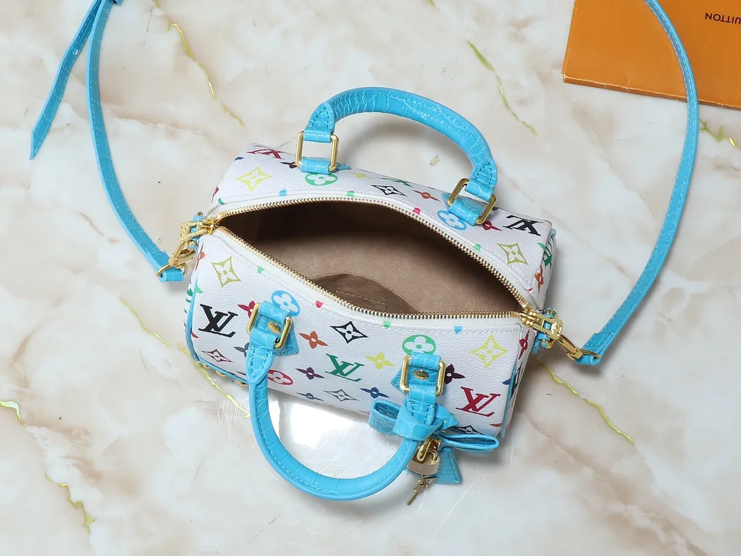💰280💰Upgraded original crocodile pattern M58953 M46234 M46222 Speedy Bandoulière 20 handbag is made of soft coated canvas, and the full-length Monogram pattern is traced in colorful rainbow tones, highlighting the smart style of the Louis Vuitton x Murakami reissue series. The Toron handle and detachable shoulder strap are constructed of cow leather, the metal corners recall classic luggage elements, and the bow-shaped key bag and padlock add brand touches. Dimensions: 20.5 x 13.5 x 12.0 cm (length x height x width)
