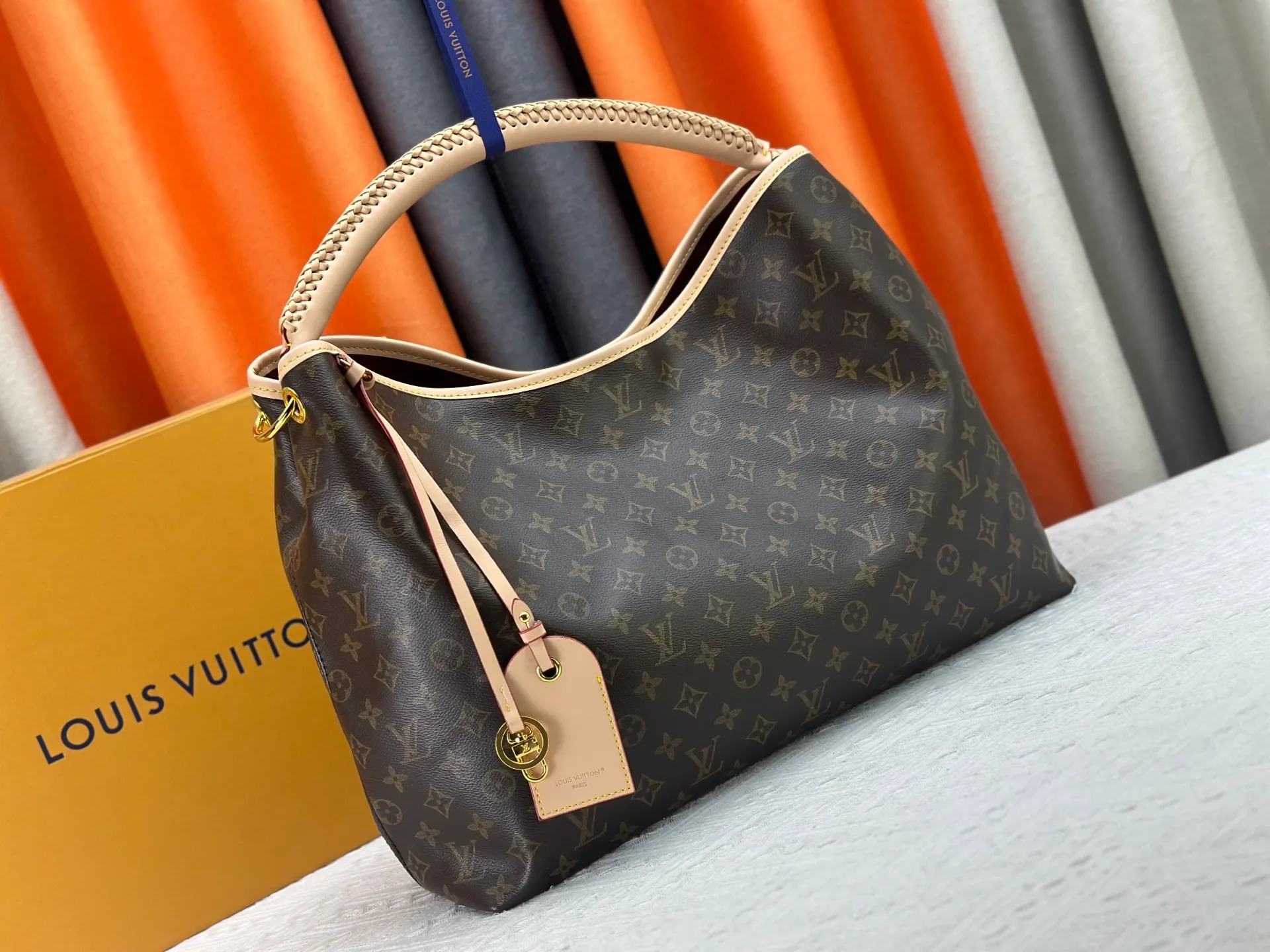 P280 upgrades the original M40249 M25877 Again handbag, a new interpretation of the iconic Artsy design first launched in 2010, now more flexible, more iconic and more refined. Rooted in LV’s DNA, this bag pays homage to Louis Vuitton’s craftsmanship with its classic Monogram canvas base, hand-woven handles and customizable name tag. It's spacious enough to hold a laptop and opens to reveal multiple pockets. Gold hooks can be used to hang playful accessories! ! Size:50x30x15.5CM