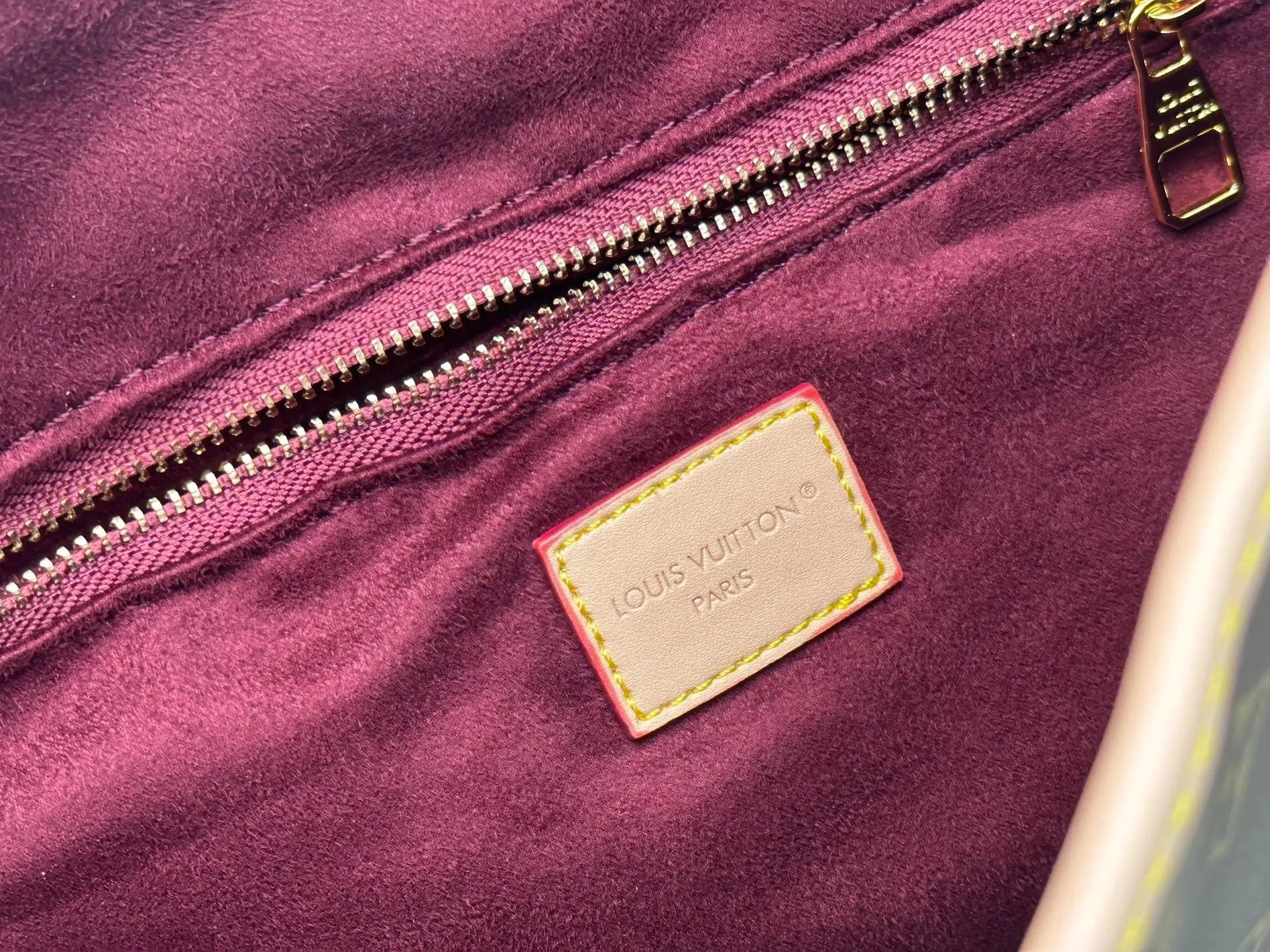 P280 upgrades the original M40249 M25877 Again handbag, a new interpretation of the iconic Artsy design first launched in 2010, now more flexible, more iconic and more refined. Rooted in LV’s DNA, this bag pays homage to Louis Vuitton’s craftsmanship with its classic Monogram canvas base, hand-woven handles and customizable name tag. It's spacious enough to hold a laptop and opens to reveal multiple pockets. Gold hooks can be used to hang playful accessories! ! Size:50x30x15.5CM