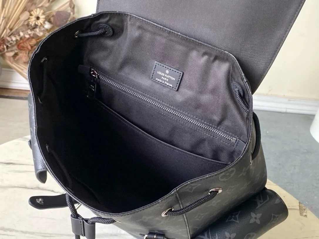 💰1000 Top Original M41379 Black Flower Medium Christopher Medium Backpack uses Monogram canvas to interpret the rugged and simple spirit of a hiking bag. Its unique style is suitable for both work and entertainment, highlighting a high-quality lifestyle. Dimensions: 38 x 44 x 21 cm