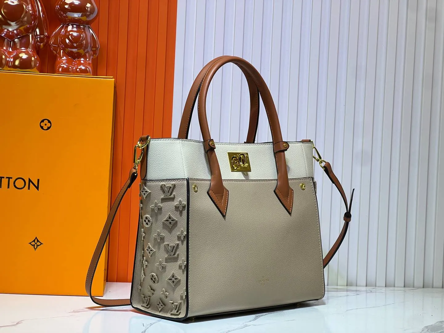 Batch 380💰Upgraded original [M53826 black embroidery M53825 apricot embroidery M53824 MM53823 presbyopia with black]🔥On My Side handbag shows the elegant fusion of calfskin and classic Monogram canvas. Contrasting canvas shapes the large outer pocket, creating a trompe l'oeil effect as if two handbags merge into one. Plenty of space can easily accommodate office needs, and the adjustable shoulder strap allows for a cross-body style. Dimensions: 30.5 x 24.5 x 14 cm (Length x Height x Width) - Calfskin and Monogram coated canvas - Cowhide leather trim - Microfiber lining - 2 top handles for hand or elbow carry - Adjustable shoulder strap for shoulder or cross-body wear - Lock closure - 2 outer pockets with magnetic closure - Zip pocket - 1 patch pocket