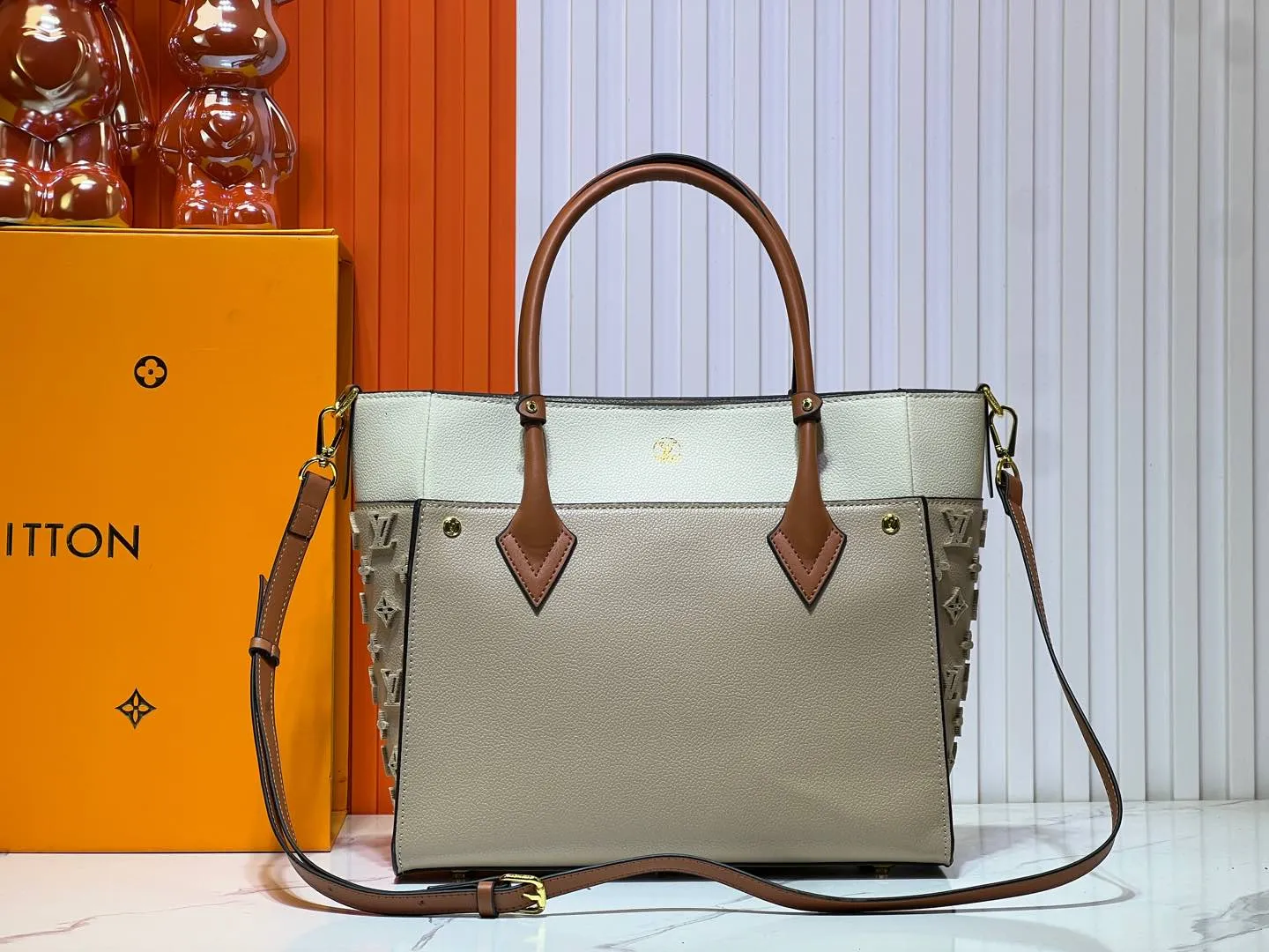 Batch 380💰Upgraded original [M53826 black embroidery M53825 apricot embroidery M53824 MM53823 presbyopia with black]🔥On My Side handbag shows the elegant fusion of calfskin and classic Monogram canvas. Contrasting canvas shapes the large outer pocket, creating a trompe l'oeil effect as if two handbags merge into one. Plenty of space can easily accommodate office needs, and the adjustable shoulder strap allows for a cross-body style. Dimensions: 30.5 x 24.5 x 14 cm (Length x Height x Width) - Calfskin and Monogram coated canvas - Cowhide leather trim - Microfiber lining - 2 top handles for hand or elbow carry - Adjustable shoulder strap for shoulder or cross-body wear - Lock closure - 2 outer pockets with magnetic closure - Zip pocket - 1 patch pocket