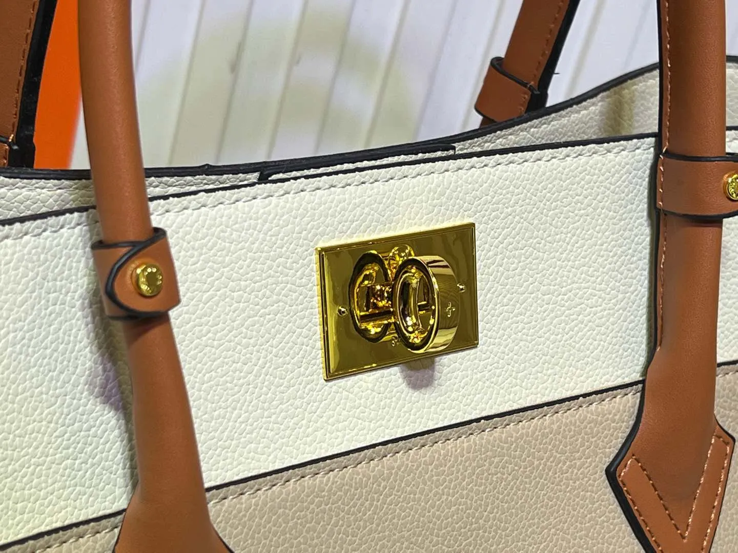 Batch 380💰Upgraded original [M53826 black embroidery M53825 apricot embroidery M53824 MM53823 presbyopia with black]🔥On My Side handbag shows the elegant fusion of calfskin and classic Monogram canvas. Contrasting canvas shapes the large outer pocket, creating a trompe l'oeil effect as if two handbags merge into one. Plenty of space can easily accommodate office needs, and the adjustable shoulder strap allows for a cross-body style. Dimensions: 30.5 x 24.5 x 14 cm (Length x Height x Width) - Calfskin and Monogram coated canvas - Cowhide leather trim - Microfiber lining - 2 top handles for hand or elbow carry - Adjustable shoulder strap for shoulder or cross-body wear - Lock closure - 2 outer pockets with magnetic closure - Zip pocket - 1 patch pocket