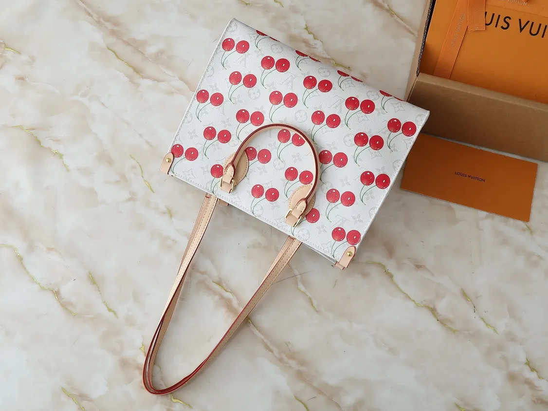 💰260💰Upgraded original version 🔥New style🔥M45039 M45321 M44571 This Onthego medium handbag combines classic Monogram canvas and Monogram Reverse canvas on both sides to present completely different styles. Toron's dual handles and shoulder strap allow for a variety of carrying options. Dimensions: 34.0 x 26.0 x 13.0 cm (length x height x width)