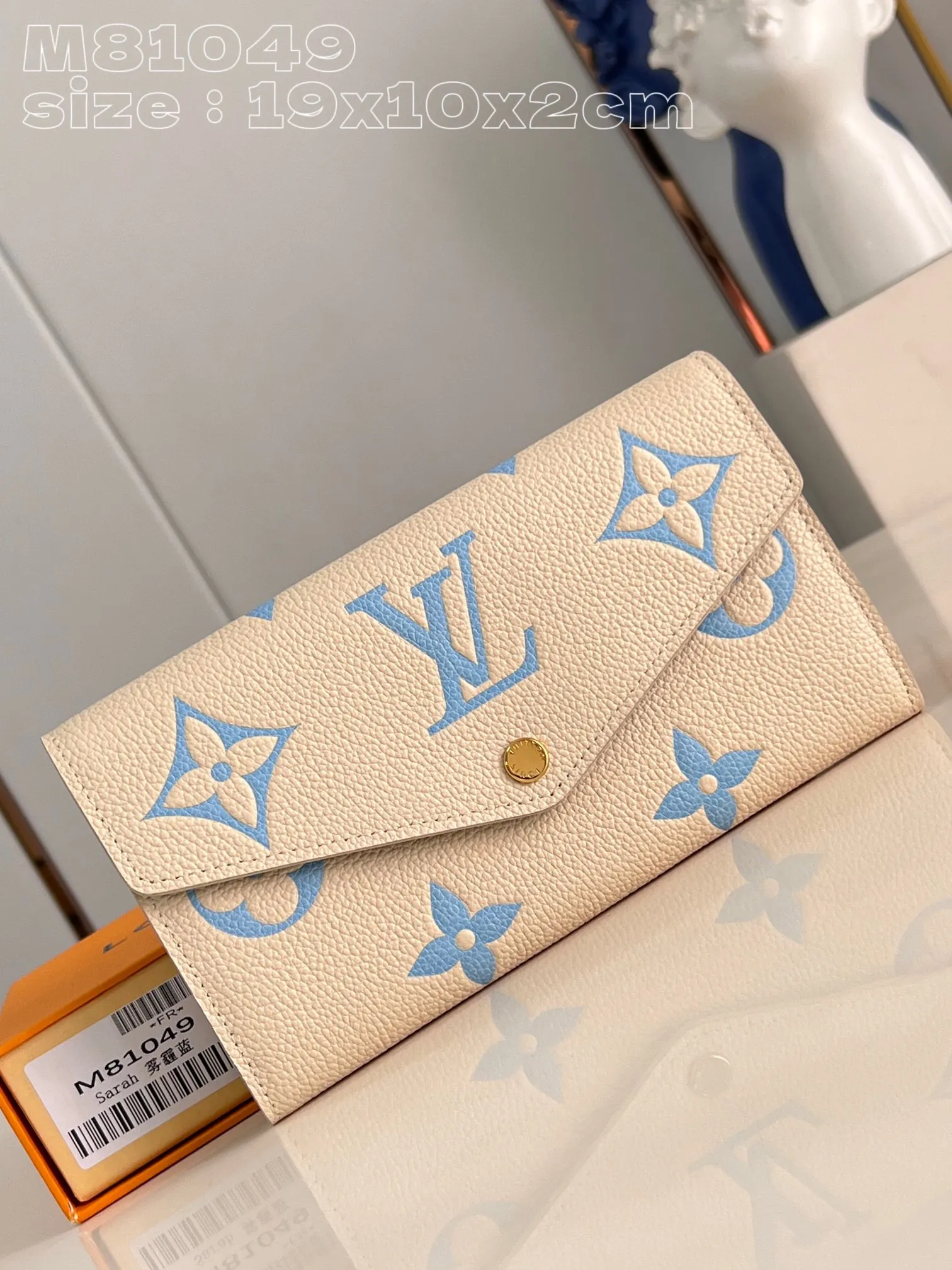 💰160 💎Upgraded from the original version🇫🇷 This Sarah wallet is made of soft Monogram Empreinte grained cow leather embossed with the classic Monogram pattern, with an envelope-style flap to open the credit card compartment and zippered coin pocket. Model: 81049 haze blue. Dimensions: 19 x 10.5 x 2 cm (length x height x width)