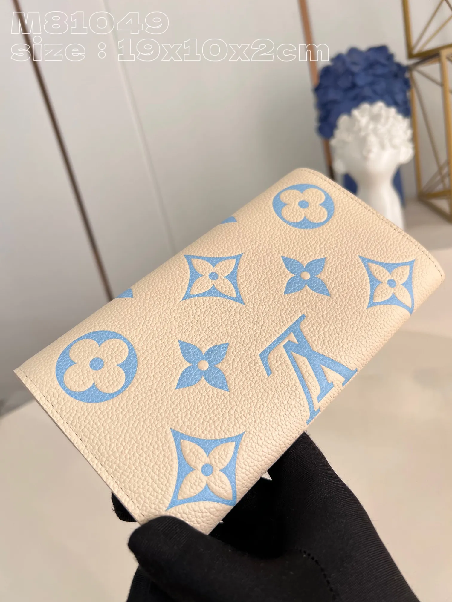 💰160 💎Upgraded from the original version🇫🇷 This Sarah wallet is made of soft Monogram Empreinte grained cow leather embossed with the classic Monogram pattern, with an envelope-style flap to open the credit card compartment and zippered coin pocket. Model: 81049 haze blue. Dimensions: 19 x 10.5 x 2 cm (length x height x width)