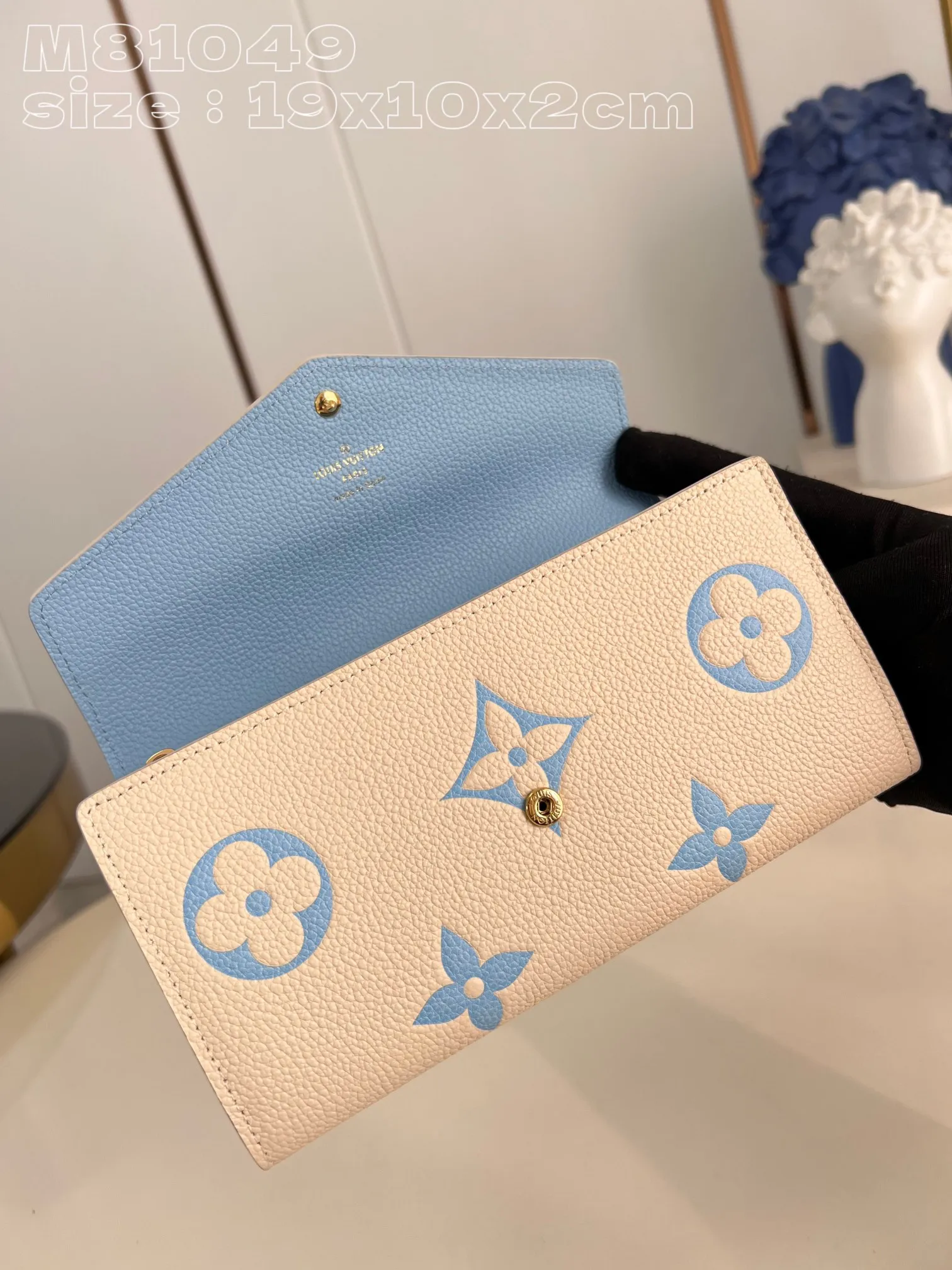 💰160 💎Upgraded from the original version🇫🇷 This Sarah wallet is made of soft Monogram Empreinte grained cow leather embossed with the classic Monogram pattern, with an envelope-style flap to open the credit card compartment and zippered coin pocket. Model: 81049 haze blue. Dimensions: 19 x 10.5 x 2 cm (length x height x width)