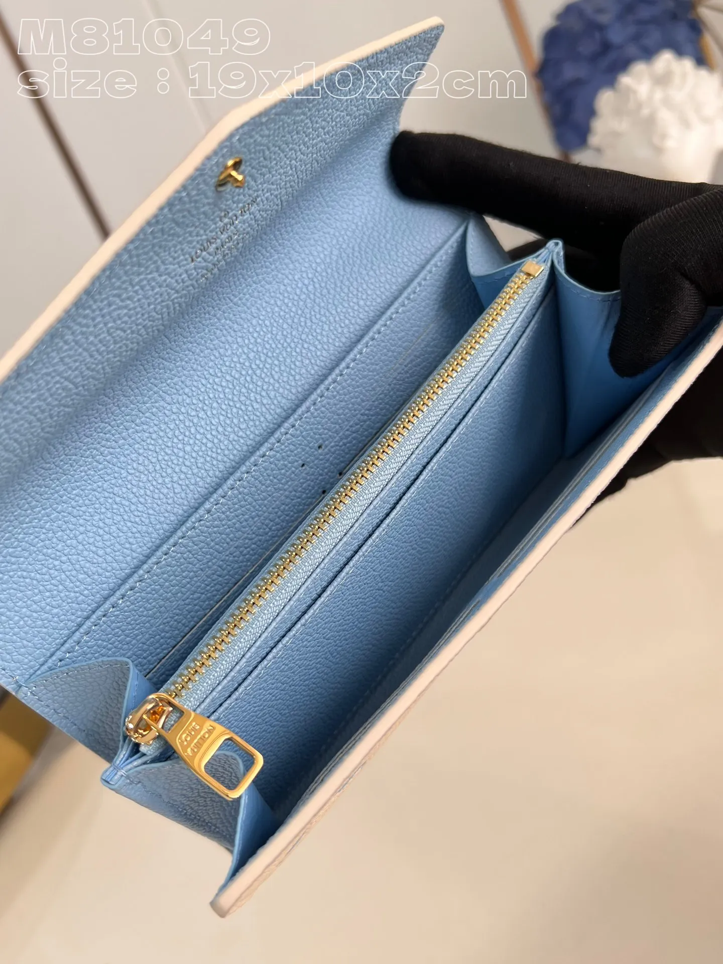 💰160 💎Upgraded from the original version🇫🇷 This Sarah wallet is made of soft Monogram Empreinte grained cow leather embossed with the classic Monogram pattern, with an envelope-style flap to open the credit card compartment and zippered coin pocket. Model: 81049 haze blue. Dimensions: 19 x 10.5 x 2 cm (length x height x width)