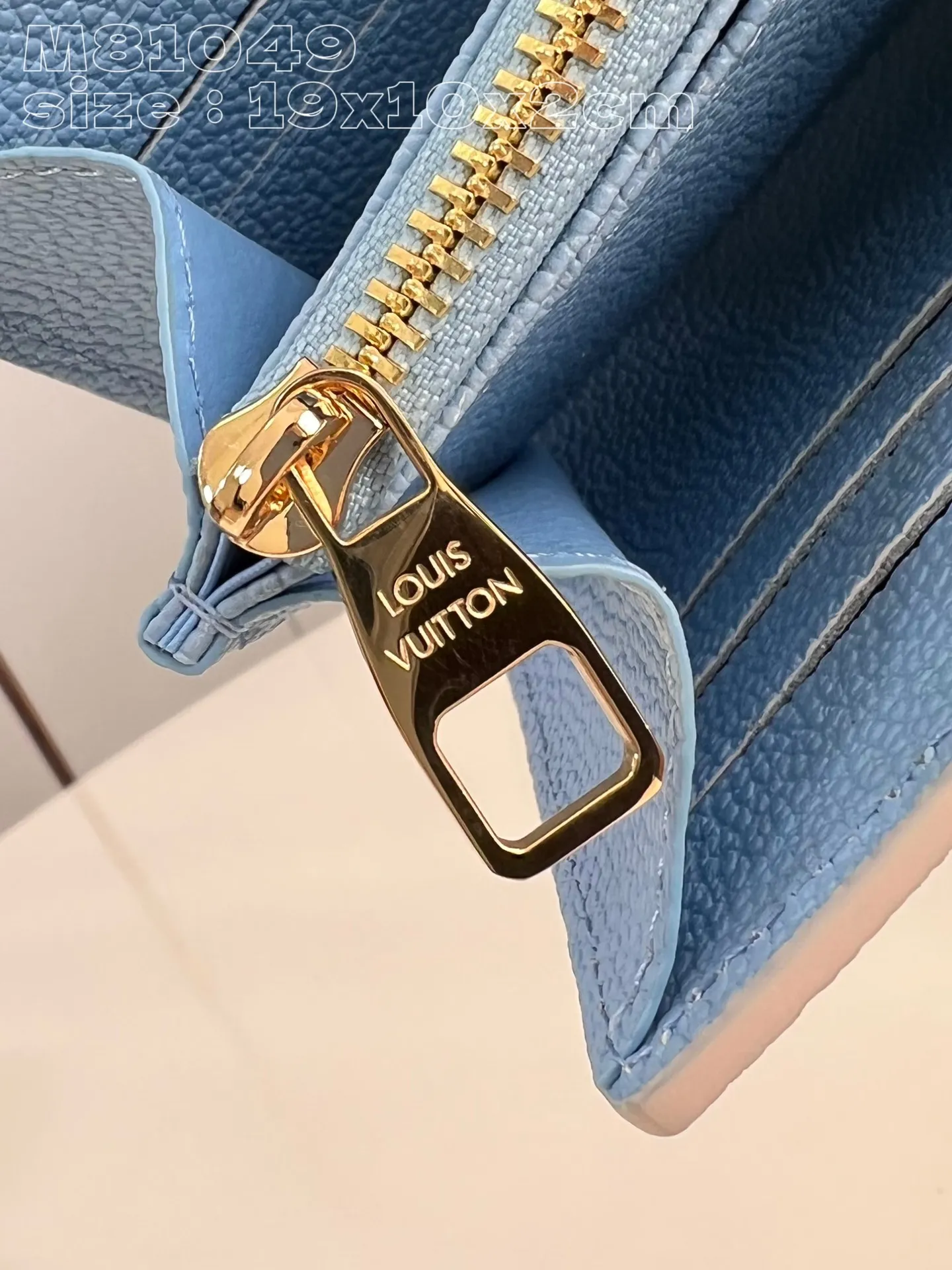 💰160 💎Upgraded from the original version🇫🇷 This Sarah wallet is made of soft Monogram Empreinte grained cow leather embossed with the classic Monogram pattern, with an envelope-style flap to open the credit card compartment and zippered coin pocket. Model: 81049 haze blue. Dimensions: 19 x 10.5 x 2 cm (length x height x width)