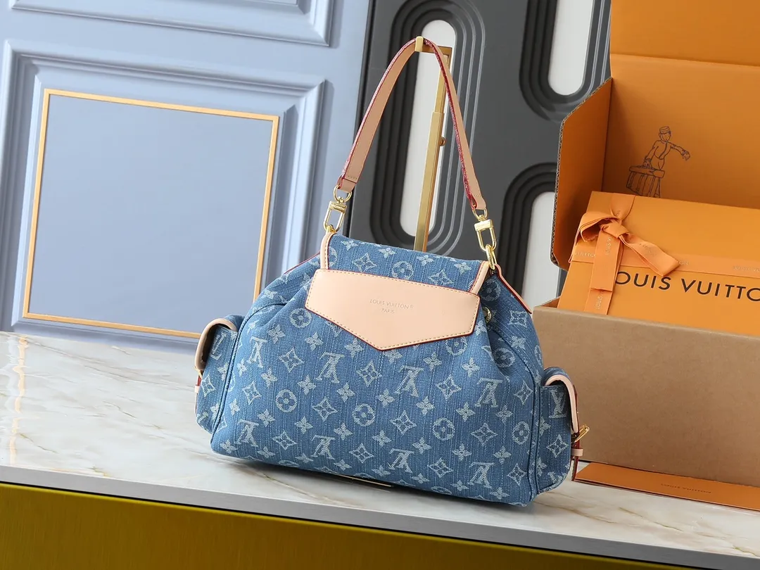 💰280💰Upgraded from the original M25554 M25085 Odyssée handbag from the 2025 early autumn series, it cleverly recalls the Excursion backpack design of the 2024 Cruise early spring series, paying tribute to Louis Vuitton's travel heritage with a classic touch. The cowhide leather body is decorated with the Monogram Bold pattern, and the decorative buckle and detachable chain are the finishing touches. The side pockets allow you to easily carry your keys or lipstick. Dimensions: 27.0 x 17.0 x 12.0 cm (length x height x width)
