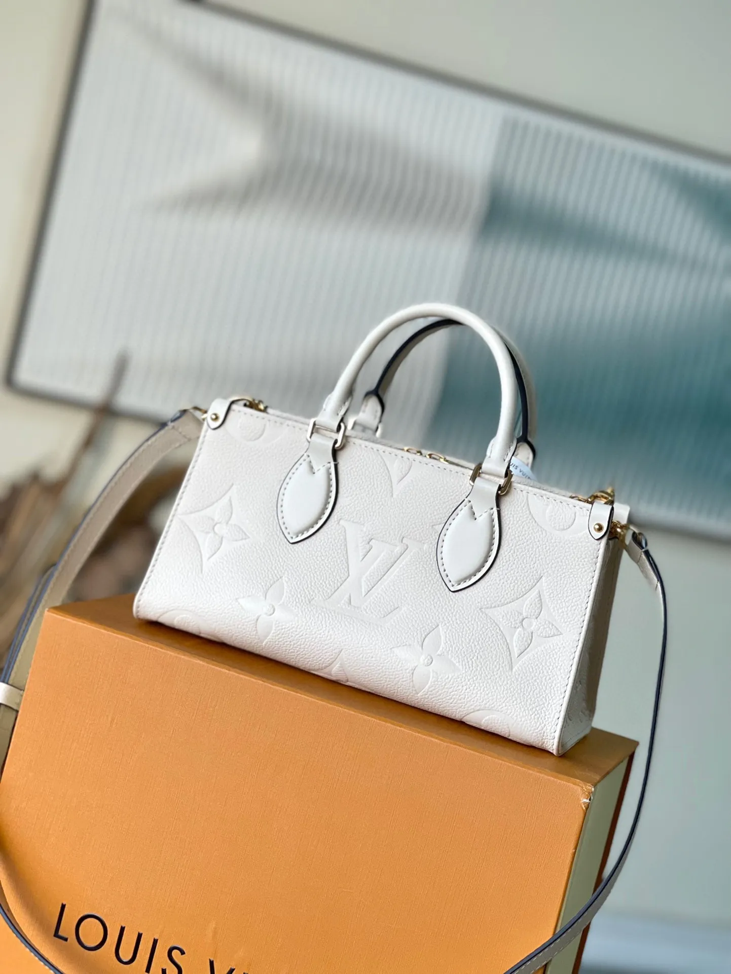 💰1060 (first-grain leather) top original order M23698 white This OnTheGo East West handbag introduces the OnTheGo small tote bag design. It uses Monogram Empreinte leather to reinterpret East West's ample configuration. Giant Monogram is embossed on the leather bag body. The neat inner layer can store daily necessities. The top handle and detachable leather chain shoulder strap allow for multiple carrying methods. Size: 25x13x10cm