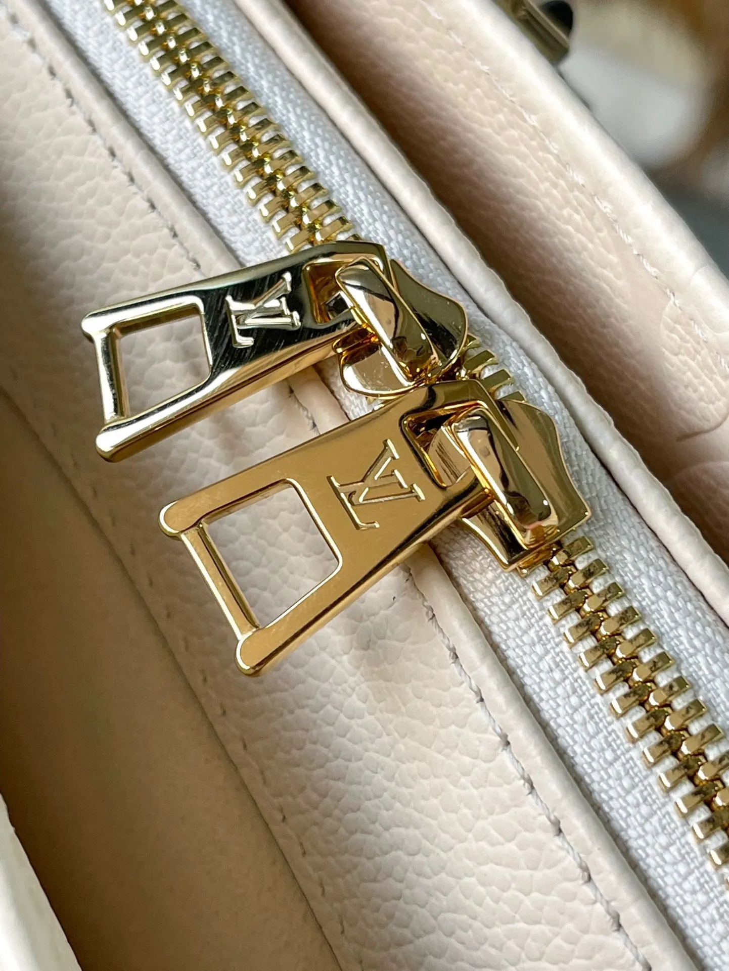 💰1060 (first-grain leather) top original order M23698 white This OnTheGo East West handbag introduces the OnTheGo small tote bag design. It uses Monogram Empreinte leather to reinterpret East West's ample configuration. Giant Monogram is embossed on the leather bag body. The neat inner layer can store daily necessities. The top handle and detachable leather chain shoulder strap allow for multiple carrying methods. Size: 25x13x10cm