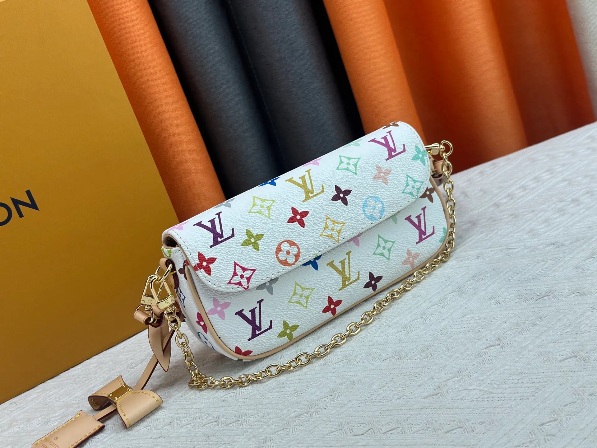 Upgraded version P240 [Official latest model] (Real shot and version matching method) M12778-81911-82110-81992-12778-11299 lv Murakami Takashi co-branded NANOSPEEDY handbag This Nano Speedy handbag combines Monogram canvas and cow leather trim printing, with 33 colorful colors to interpret white tricolor and black tricolor. The twelve pieces are popular around the world and are loved by celebrities and celebrities. 16x10x7.5cm