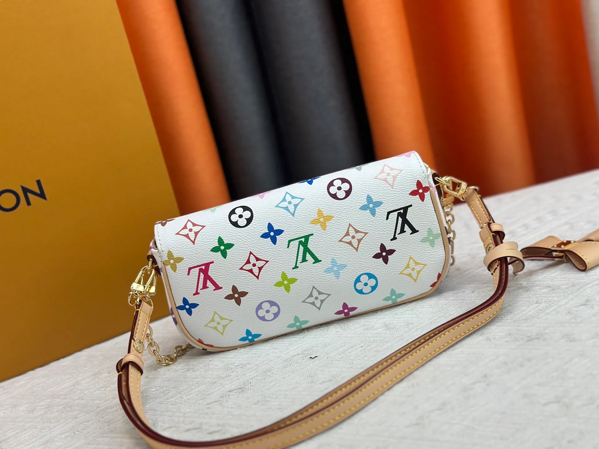 Upgraded version P240 [Official latest model] (Real shot and version matching method) M12778-81911-82110-81992-12778-11299 lv Murakami Takashi co-branded NANOSPEEDY handbag This Nano Speedy handbag combines Monogram canvas and cow leather trim printing, with 33 colorful colors to interpret white tricolor and black tricolor. The twelve pieces are popular around the world and are loved by celebrities and celebrities. 16x10x7.5cm