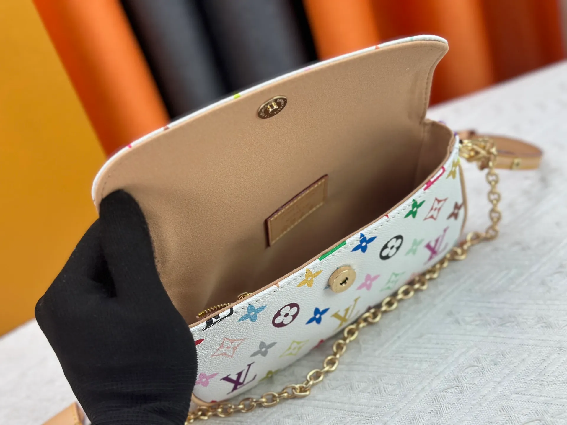Upgraded version P240 [Official latest model] (Real shot and version matching method) M12778-81911-82110-81992-12778-11299 lv Murakami Takashi co-branded NANOSPEEDY handbag This Nano Speedy handbag combines Monogram canvas and cow leather trim printing, with 33 colorful colors to interpret white tricolor and black tricolor. The twelve pieces are popular around the world and are loved by celebrities and celebrities. 16x10x7.5cm
