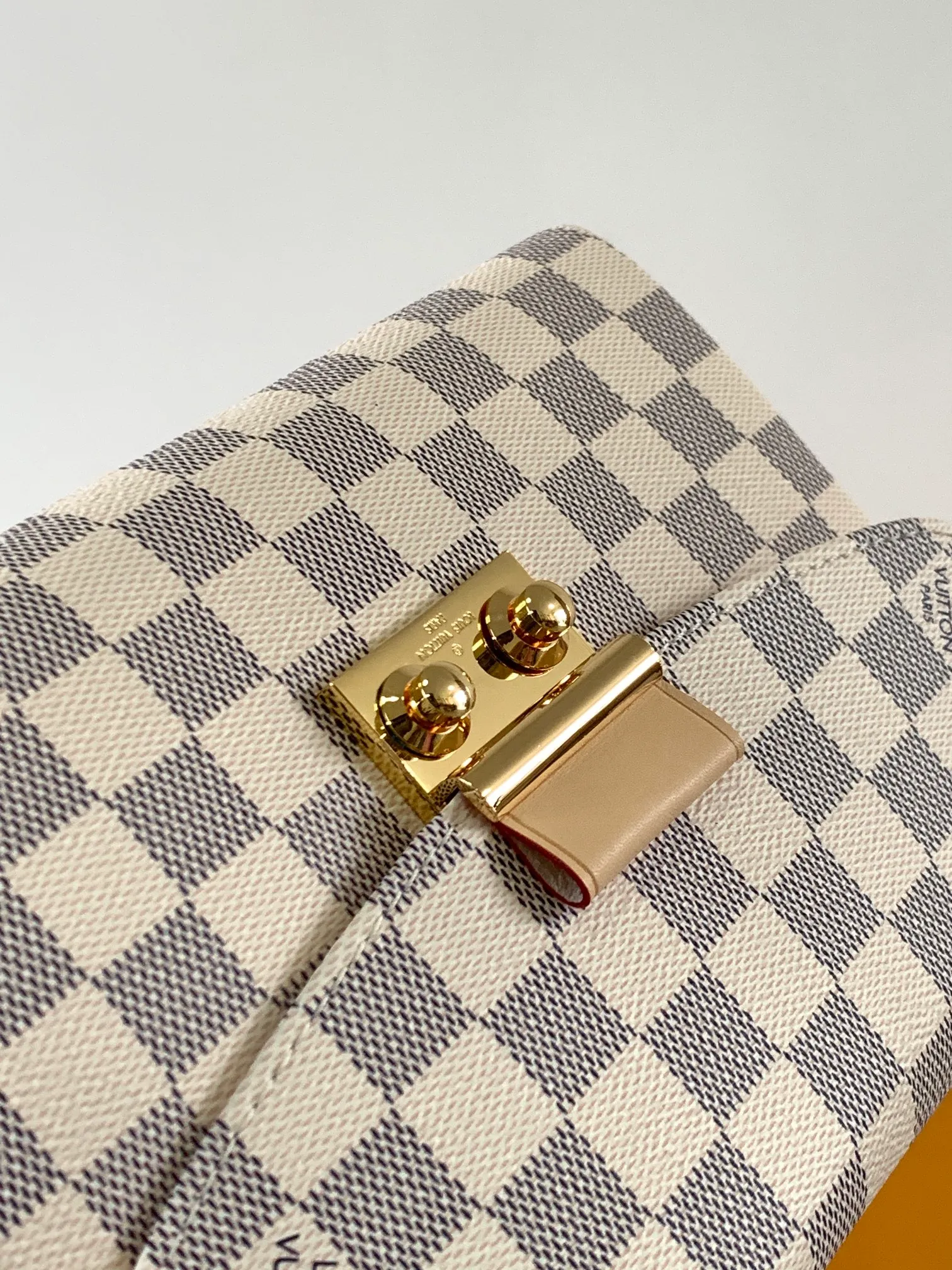 💰760 Top-quality original order, transcoding chip M53000 brown check M41581 white check M41581 presbyopia CROISETTE handbag This small and fashionable and casual Croisette handbag has exquisite details and complete functions, enough to become your new favorite. Removable tassels add a playful touch to the elegant design. Versatile, it can be handheld, carried on the shoulder, or carried cross-body. Detailed features 25 x 17 x 9.5 cm (Length x Height x Width) Damier Ebene checkerboard canvas exterior Natural cowhide leather trim Gold-tone metal hardware Flap and buckle closure Removable tassel in natural cowhide leather Flat inner pocket Shoulder strap: removable, not adjustable Half-length strap: 56.0 cm Handle: Single handle
