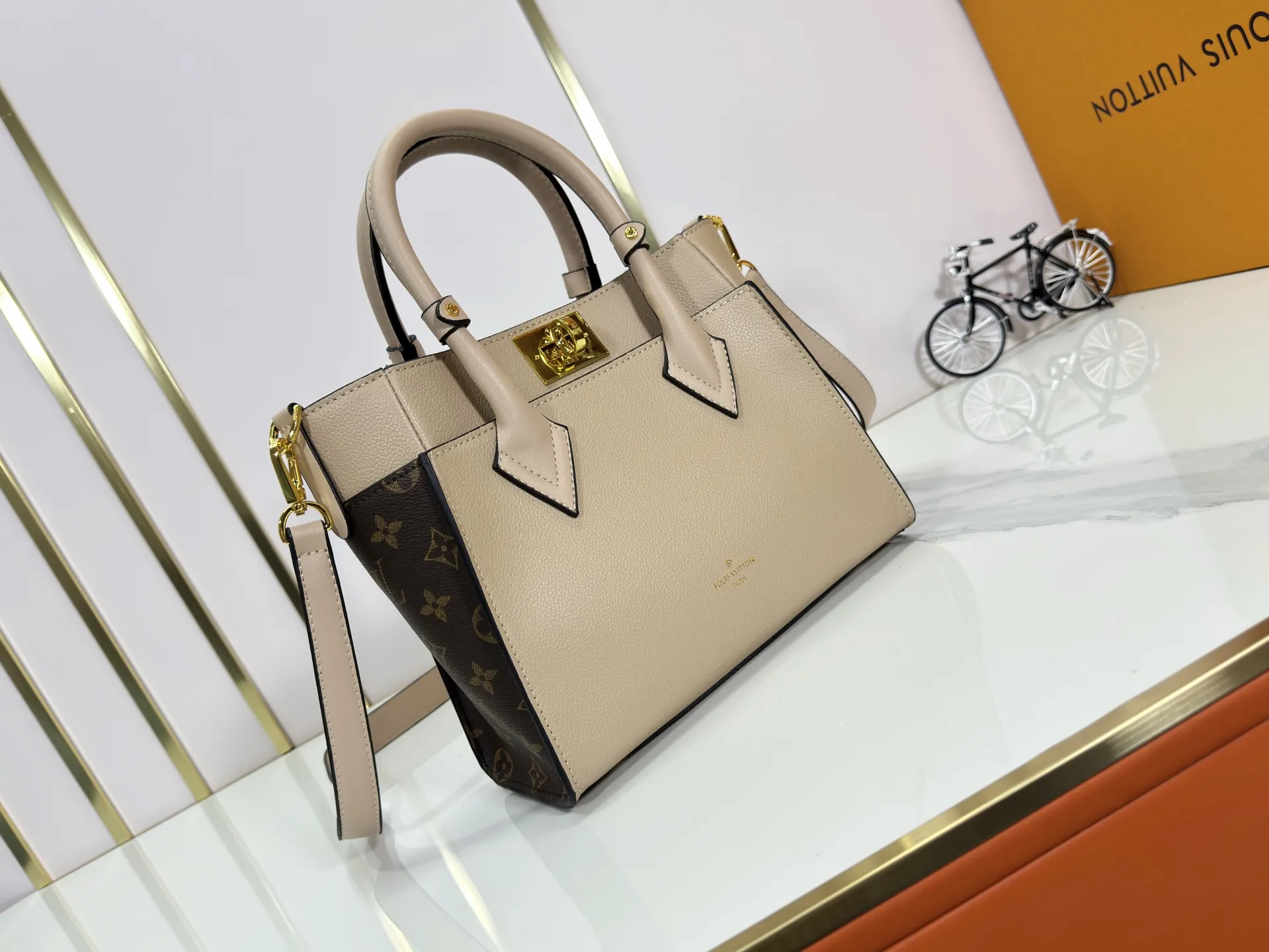 P320 upgrades the original M57728 M57729 M53824 M53826 On My Side handbag, showing the elegant fusion of calfskin and classic Monogram canvas. Contrasting canvas shapes the large outer pocket, creating a trompe l'oeil effect as if two handbags merge into one. Plenty of space can easily accommodate office needs, and the adjustable shoulder strap allows for a cross-body style. Dimensions: 25,0