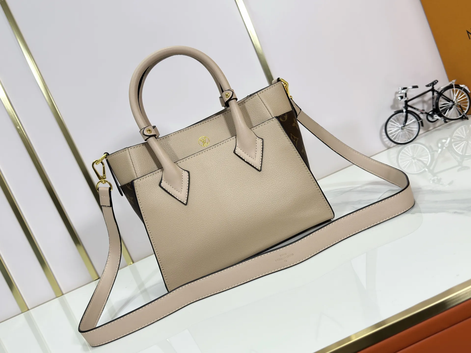 P320 upgrades the original M57728 M57729 M53824 M53826 On My Side handbag, showing the elegant fusion of calfskin and classic Monogram canvas. Contrasting canvas shapes the large outer pocket, creating a trompe l'oeil effect as if two handbags merge into one. Plenty of space can easily accommodate office needs, and the adjustable shoulder strap allows for a cross-body style. Dimensions: 25,0