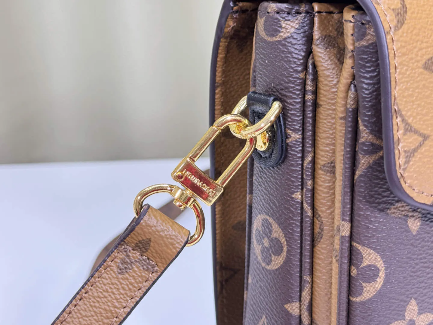 P220 Upgraded original M44875 presbyopic M44876 yellow flower M40780 shipped Métis handbag's compact shape exudes elegance. Made of soft Monogram canvas, compact size with many practical pockets and compartments Dimensions: 25 x 19 x 9 cm