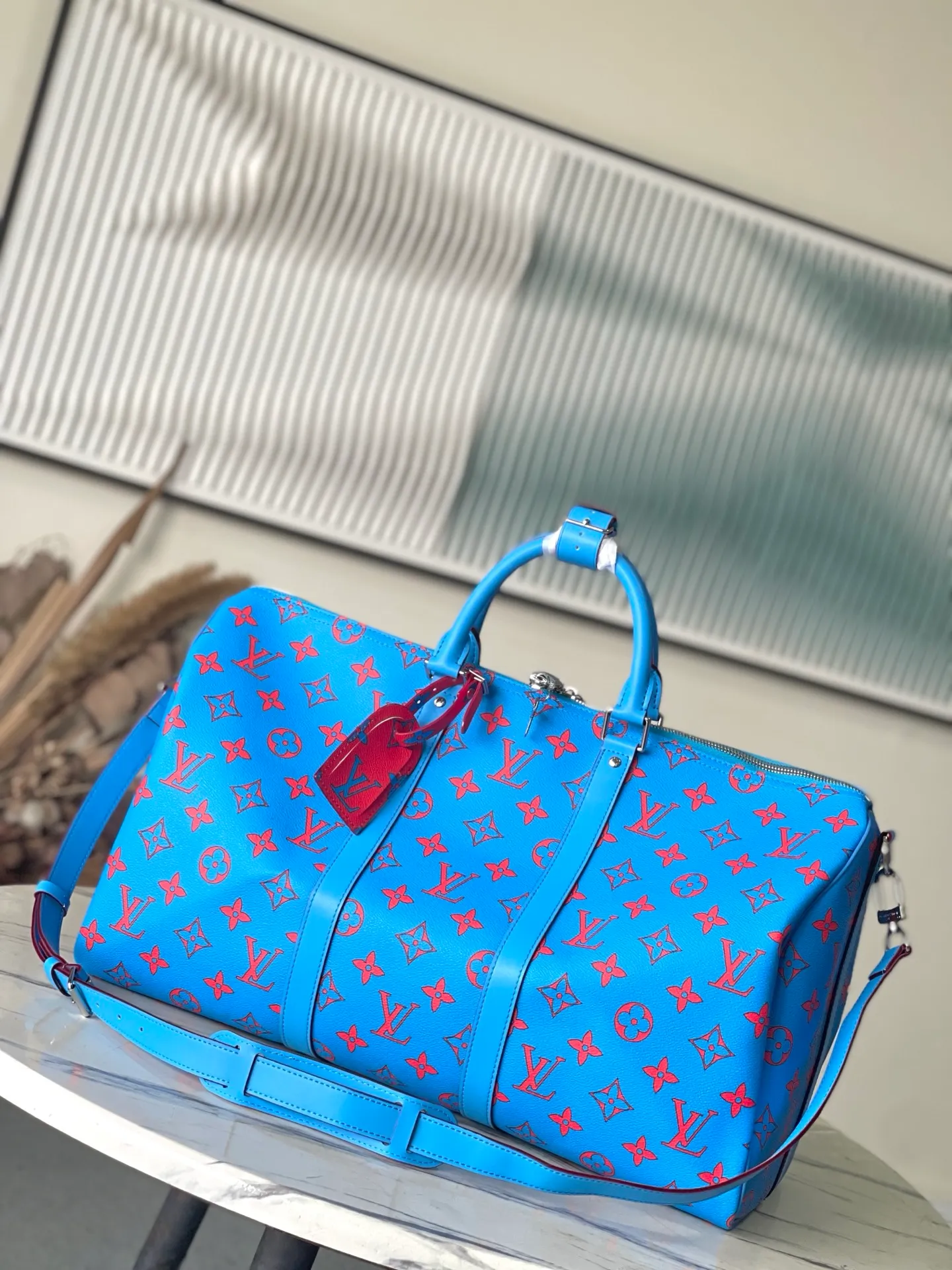 💰1300 (top layer leather) top original order M14834 KEEPALL BANDOULIÈRE 50 The blue Monogram Bandana pattern is presented with a unique bleaching and dyeing effect, bringing an elegant and casual atmosphere to this Keepall Bandoulière 50 soft travel bag made of soft leather and classic lines. This cabin-sized travel bag has a roomy interior for packing your weekend essentials. The travel bag features leather top handles and a detachable shoulder strap, allowing it to be carried in a variety of ways. size：50*29*23
