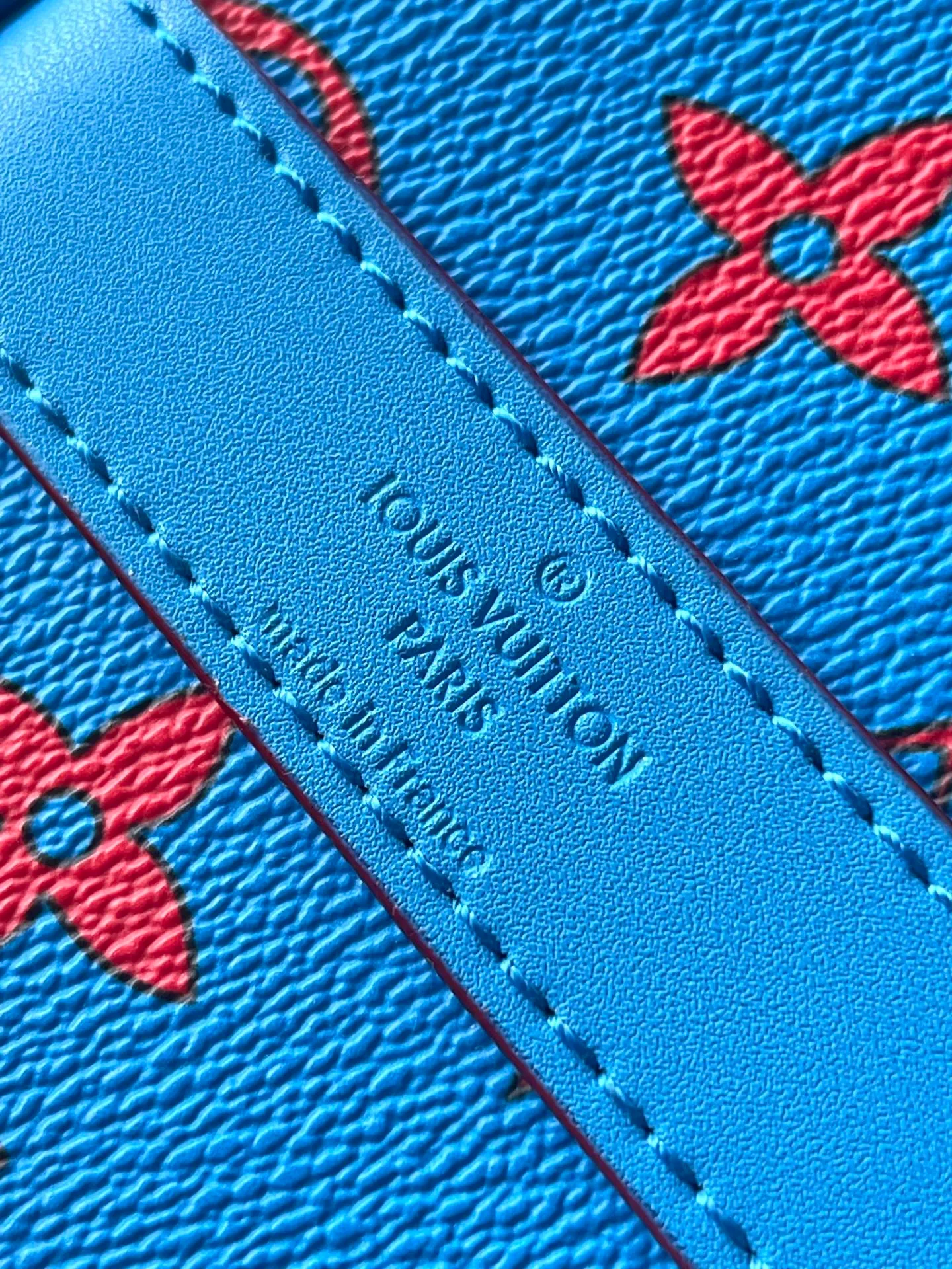 💰1300 (top layer leather) top original order M14834 KEEPALL BANDOULIÈRE 50 The blue Monogram Bandana pattern is presented with a unique bleaching and dyeing effect, bringing an elegant and casual atmosphere to this Keepall Bandoulière 50 soft travel bag made of soft leather and classic lines. This cabin-sized travel bag has a roomy interior for packing your weekend essentials. The travel bag features leather top handles and a detachable shoulder strap, allowing it to be carried in a variety of ways. size：50*29*23