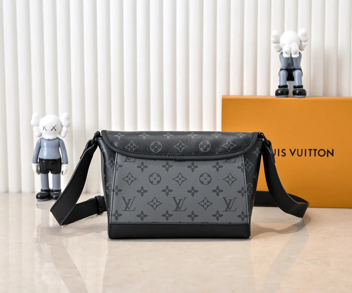 💰240💰Upgraded from the original M12681 M12806 M12636 This Pulse messenger bag is exquisitely constructed with Monogram Eclipse canvas and equipped with a cord zipper puller for the outer pocket on the flap. The magnetic closure makes it easy to access items, and the leather shoulder strap can be adjusted using the side loops, making it ideal for shoulder or cross-body wear. 26.6 x 17.0 x 11.0 cm (length x height x width)