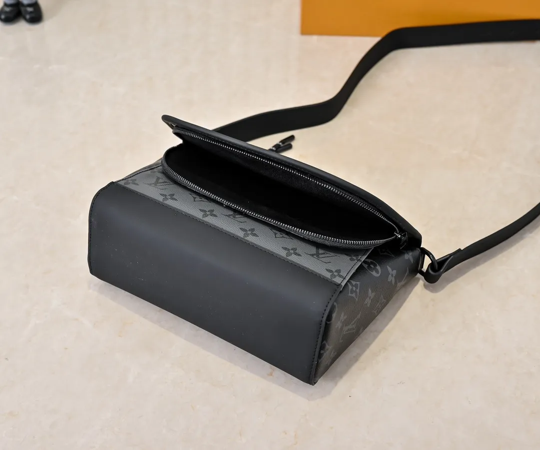 💰240💰Upgraded from the original M12681 M12806 M12636 This Pulse messenger bag is exquisitely constructed with Monogram Eclipse canvas and equipped with a cord zipper puller for the outer pocket on the flap. The magnetic closure makes it easy to access items, and the leather shoulder strap can be adjusted using the side loops, making it ideal for shoulder or cross-body wear. 26.6 x 17.0 x 11.0 cm (length x height x width)