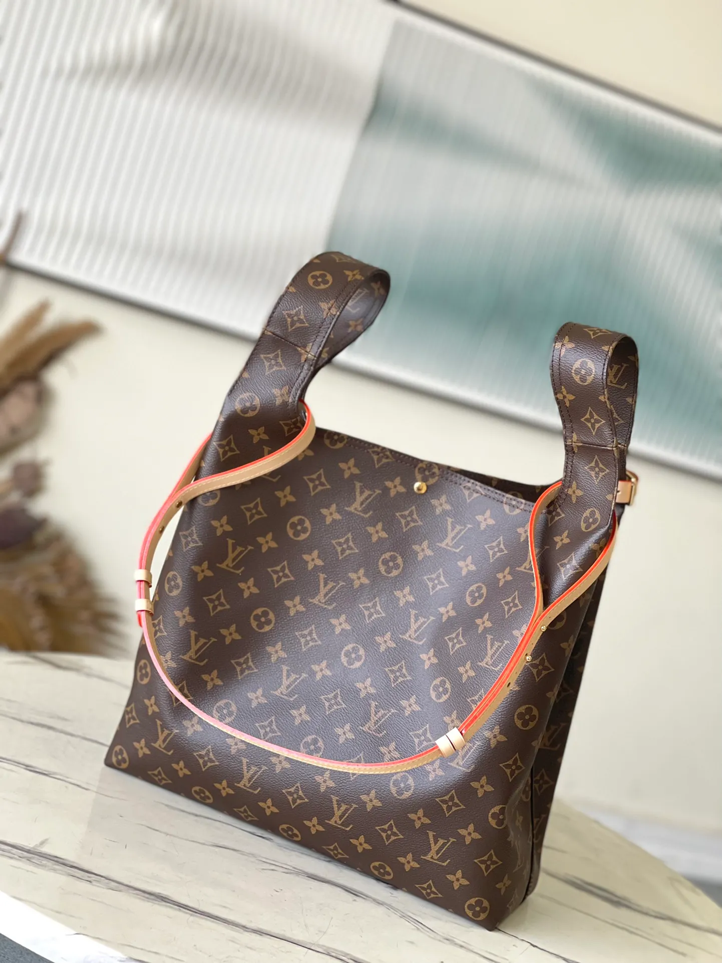 💰1000 Top Original Order M46817 Presbyopia Large This Atlantis large handbag is made of Monogram canvas. It captures the attention with its novel shopping bag shape, and uses the letter name plate to highlight the brand identity. The zippered interior pocket organizes your daily needs, and the detachable and adjustable shoulder strap allows for cross-body wear. Dimensions: 34 × 34 × 13.5 cm