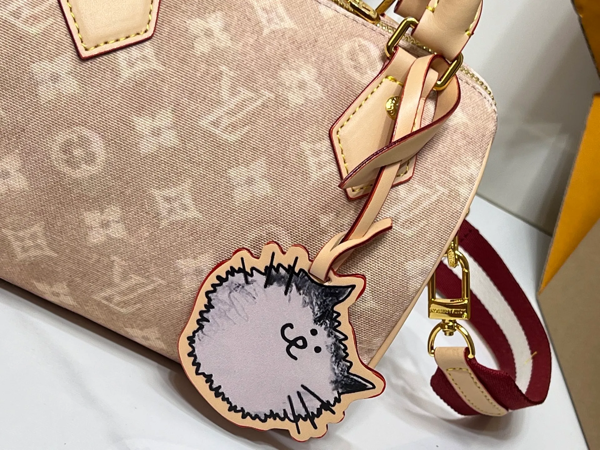 Batch 280💰M15151 M46234 This Speedy 20 Bandouliere handbag is made of Meowgram canvas and is eye-catching in the LV Travels With Grace Coddington collaboration series created by the brand and the former creative director of vogue. Cute cat-shaped pendants and leather handles are rich in details, and metal parts such as padlocks add elegant touches. Size: 20cm