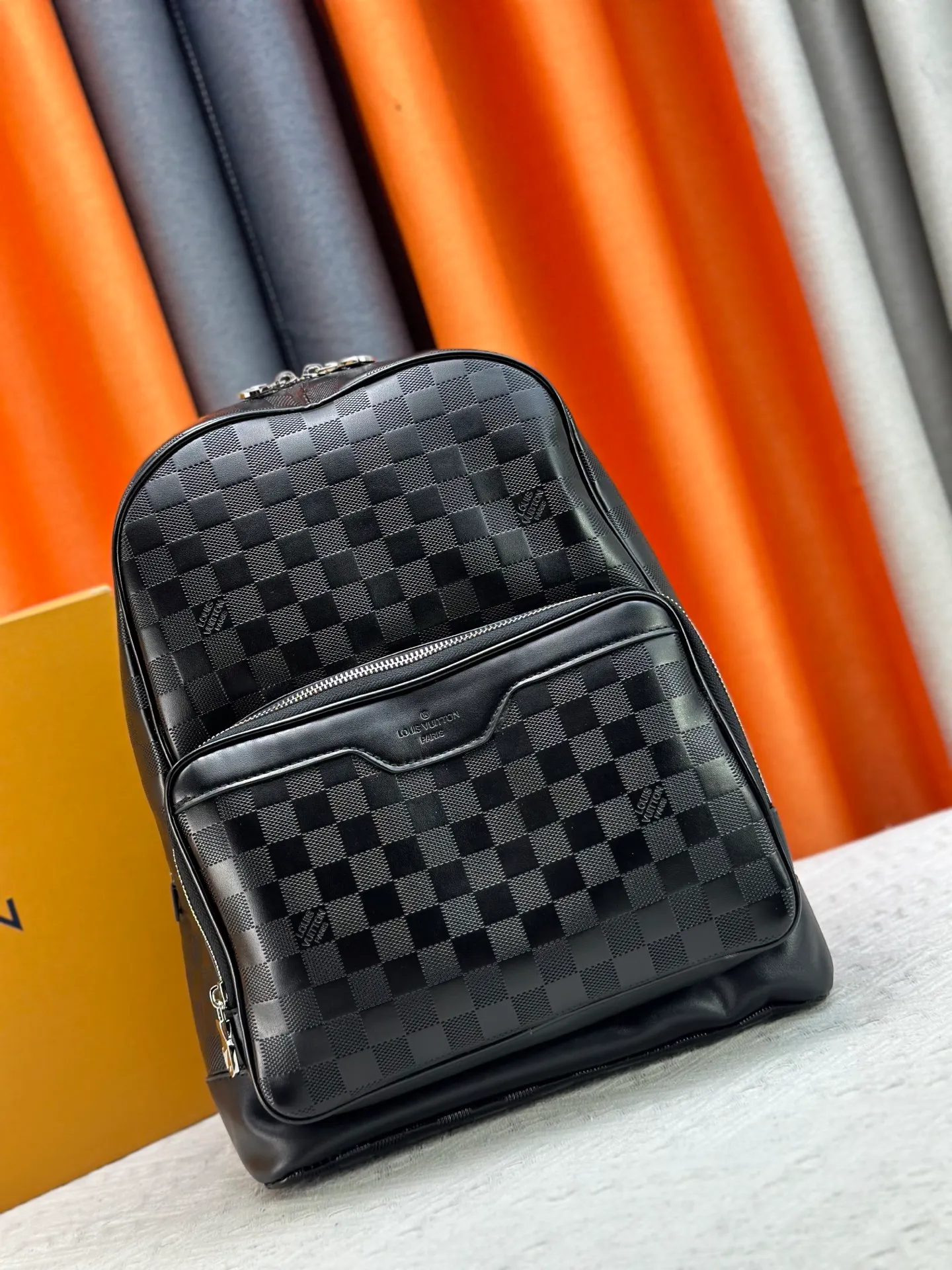 P320 Model: N40094 CAMPUS Backpack The Damier Infini cowhide of this Campus backpack has a silver luster, and the brand's classic Damier checkerboard pattern is reinterpreted with an embossed texture. The silver zipper focuses attention, and the design of multiple inner pockets and outer zipper compartments is in line with pragmatism. 30.0 x 39.0 x 13.0 cm (Length x Height x Width) Damier Infini Onyx Silver Cowhide Leather Cowhide trim Textile lining Silver hardware Adjustable leather shoulder strap Top handle Zip closure Outside zipper compartment Double patch pockets Double interior pockets Interior patch pockets Tuck away