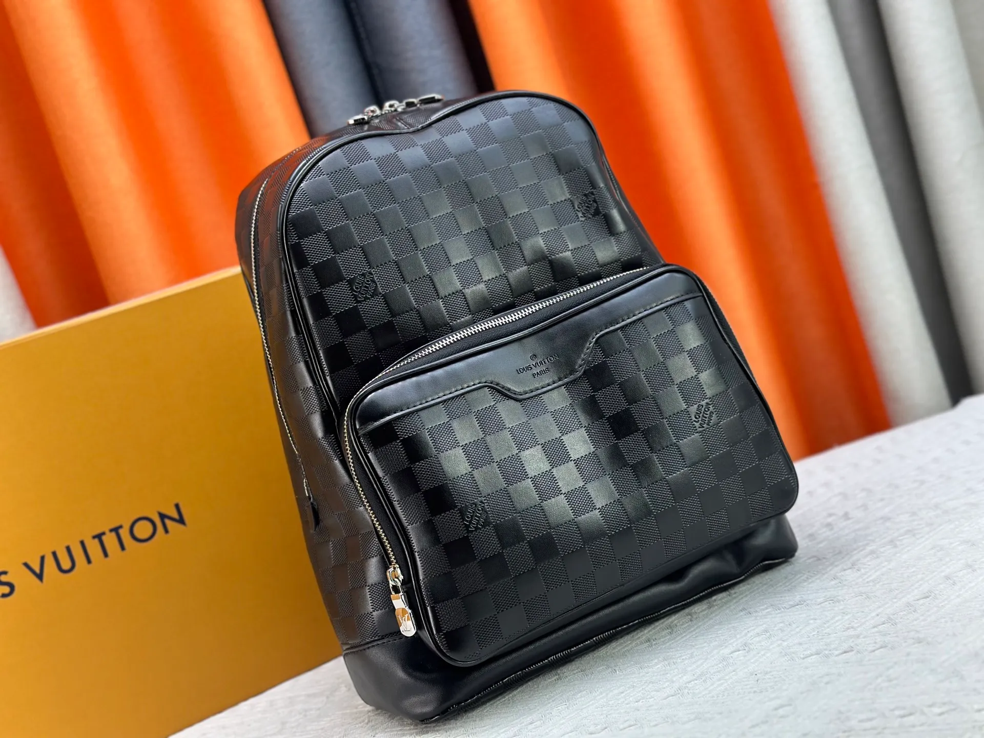 P320 Model: N40094 CAMPUS Backpack The Damier Infini cowhide of this Campus backpack has a silver luster, and the brand's classic Damier checkerboard pattern is reinterpreted with an embossed texture. The silver zipper focuses attention, and the design of multiple inner pockets and outer zipper compartments is in line with pragmatism. 30.0 x 39.0 x 13.0 cm (Length x Height x Width) Damier Infini Onyx Silver Cowhide Leather Cowhide trim Textile lining Silver hardware Adjustable leather shoulder strap Top handle Zip closure Outside zipper compartment Double patch pockets Double interior pockets Interior patch pockets Tuck away