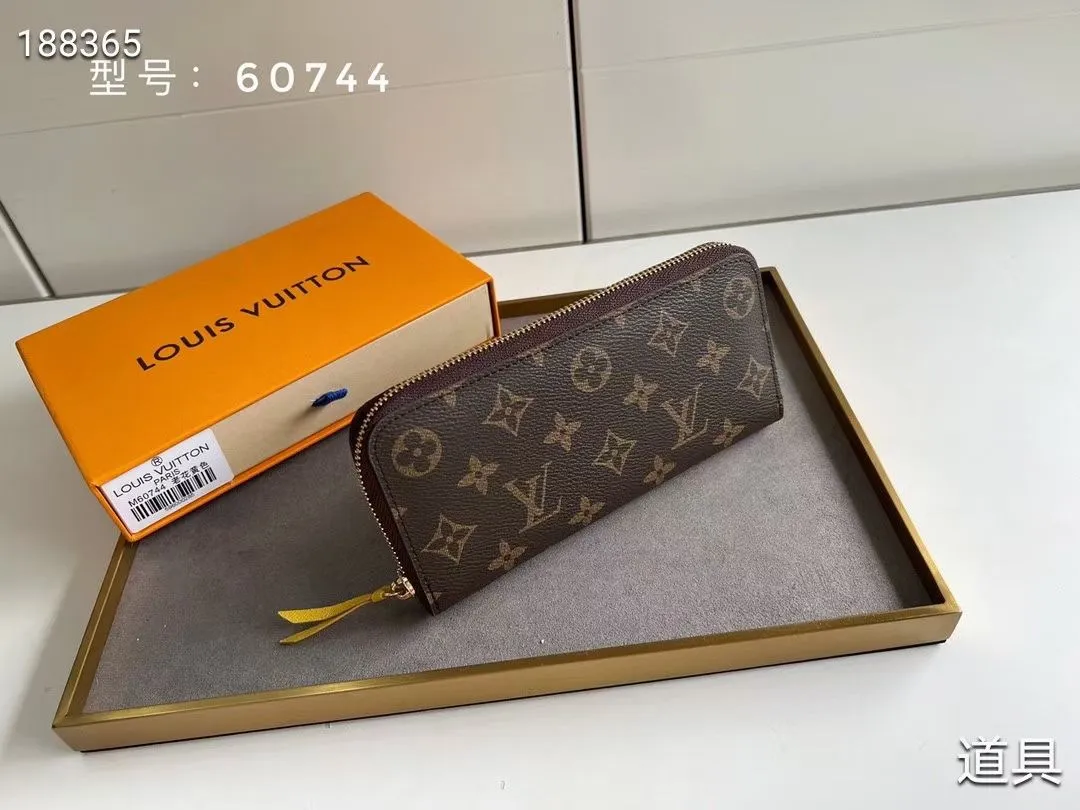 P100💰💎The original LV Clemence wallet is small and compact but has ample capacity. It is made of exquisite and durable Monogram canvas material. Bright color lining and leather zippers show off the playful charm of women. Model: 60744/60742. Size: 19.5×9×1.5cm