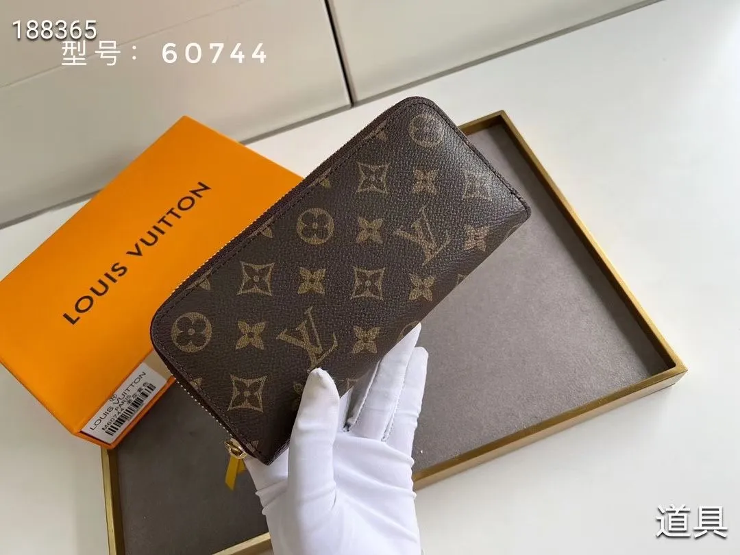 P100💰💎The original LV Clemence wallet is small and compact but has ample capacity. It is made of exquisite and durable Monogram canvas material. Bright color lining and leather zippers show off the playful charm of women. Model: 60744/60742. Size: 19.5×9×1.5cm