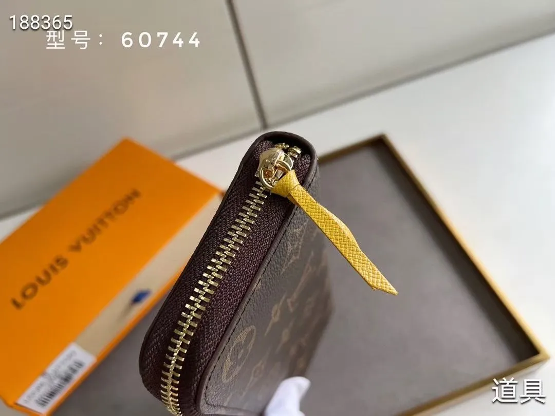 P100💰💎The original LV Clemence wallet is small and compact but has ample capacity. It is made of exquisite and durable Monogram canvas material. Bright color lining and leather zippers show off the playful charm of women. Model: 60744/60742. Size: 19.5×9×1.5cm