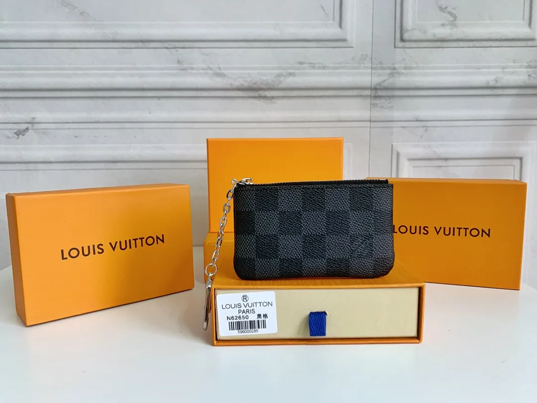 💰80 💎Damier canvas small leather bag can hold change and keys, and can be easily put into handbags or clothing pockets. Key ring, key hook can be hung on the D-ring provided with most Louis Vuitton handbags, zipper closure, Damier canvas texture and embossed calfskin, shiny gold-tone hardware. ❤️Model: 62650 Size: 12x7cm.