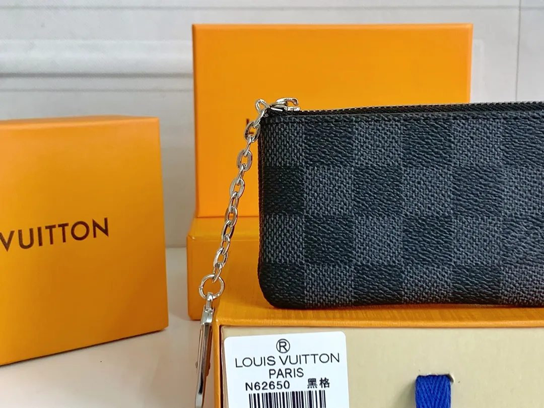 💰80 💎Damier canvas small leather bag can hold change and keys, and can be easily put into handbags or clothing pockets. Key ring, key hook can be hung on the D-ring provided with most Louis Vuitton handbags, zipper closure, Damier canvas texture and embossed calfskin, shiny gold-tone hardware. ❤️Model: 62650 Size: 12x7cm.