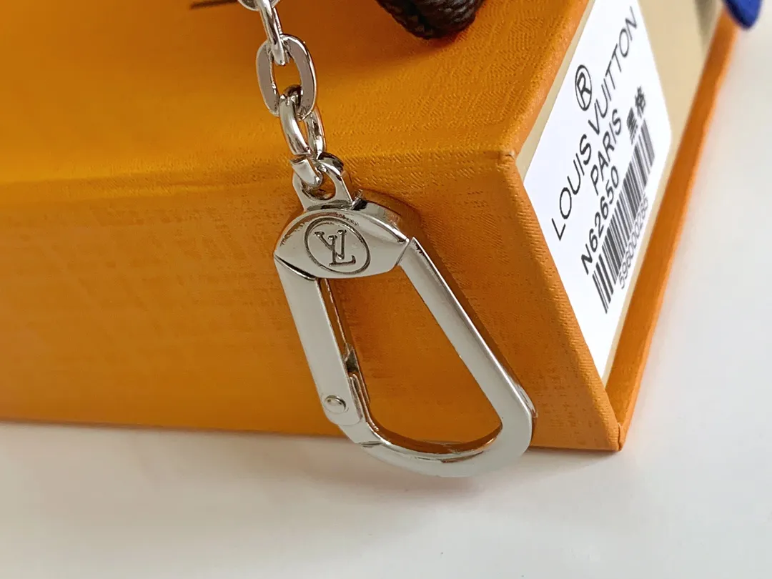 💰80 💎Damier canvas small leather bag can hold change and keys, and can be easily put into handbags or clothing pockets. Key ring, key hook can be hung on the D-ring provided with most Louis Vuitton handbags, zipper closure, Damier canvas texture and embossed calfskin, shiny gold-tone hardware. ❤️Model: 62650 Size: 12x7cm.