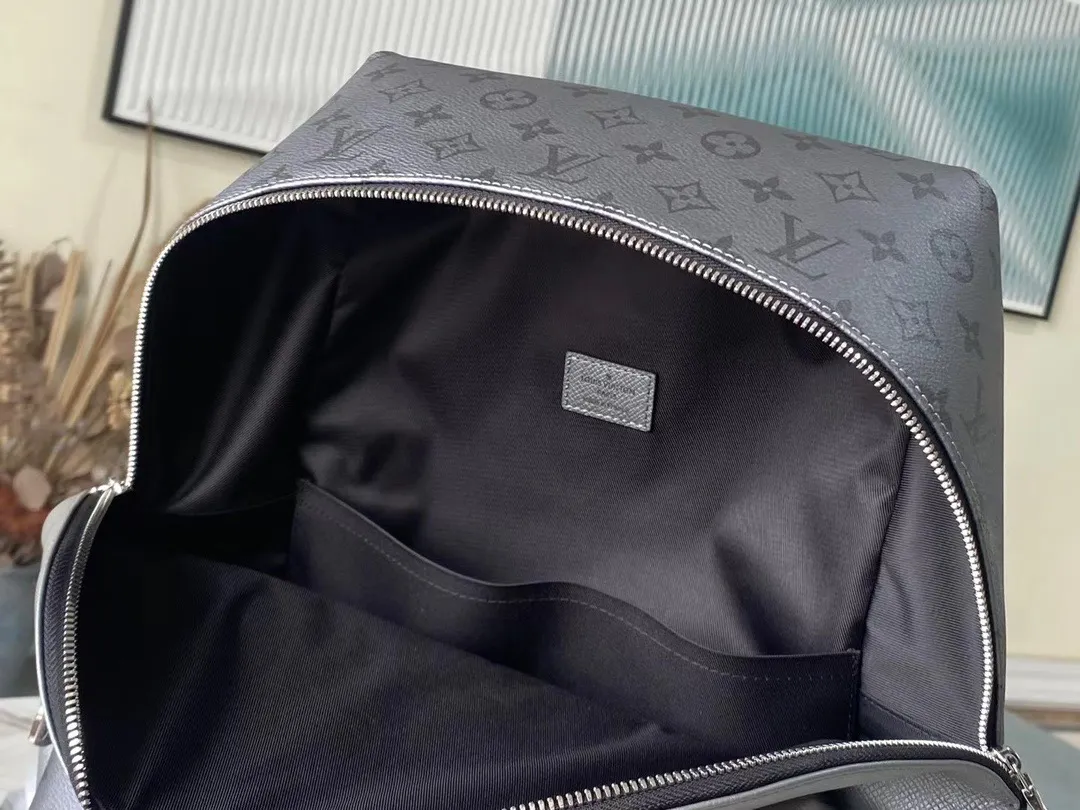 💰940 (First-Grade Leather) Top Original M30835 This Discovery small backpack comes from the Taigarama leather goods series. It is made of Monogram coated canvas and Taïga leather and has a flexible design. It is equipped with an iPad inner pocket and an adjustable shoulder strap. Dimensions: 37 x 40 x 20 cm