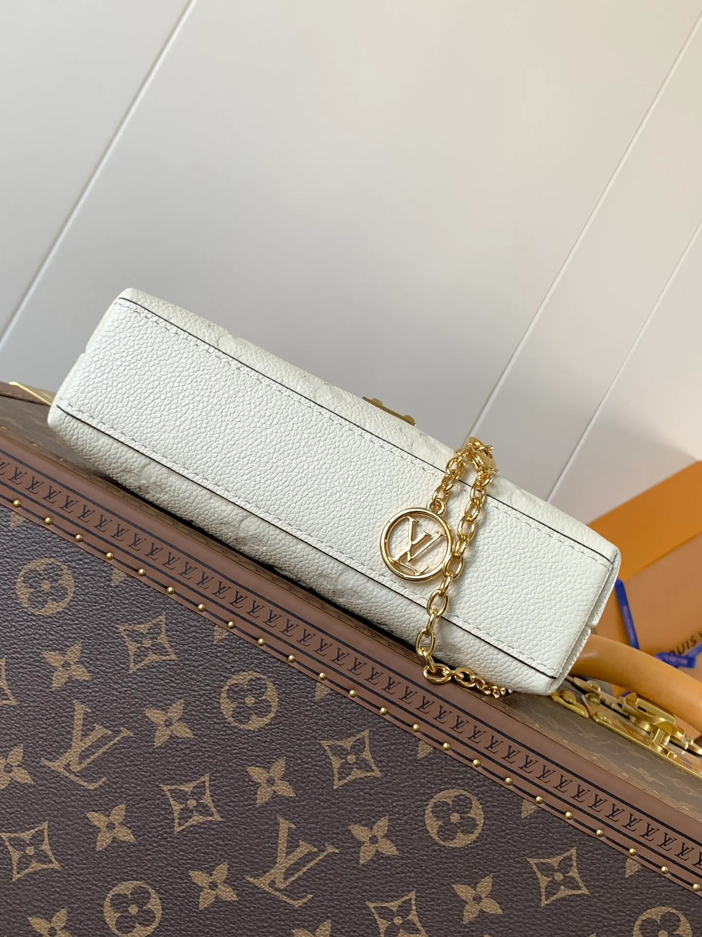 💰840 (top layer leather) top original order, transcoding chip M12145 white M12144 black M12211 blue customized first layer cowhide, steel buckle This Nano Madeleine handbag uses Monogram Empreinte leather to interpret the pocket version of the Madeleine handbag, with a classic S-lock buckle and a detachable chain embellished with the LV Circle logo. Plenty of space to accommodate daily needs, suitable for hand-held, shoulder or cross-body wear.  12.5 x 6 x 21 cm (H x W x L) Soft-grained cowhide Leather trim Textile lining Metal hardware Patch pocket with card compartment Organ compartment S-lock Chain: Z06 Chain half length: 56.0 cm Handle: Single handle This product is made in one of France, Spain, Italy and the United States